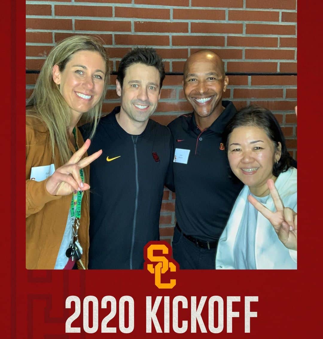エイプリル・ロスのインスタグラム：「The @USCbeach Season Kickoff & Alumni Match was a blast! 🎂🎉 It was great catching up with the leaders of our vb programs and some other friendly faces 🤗 I have so much faith 🙌🏼 And the best of luck to all the athletes fighting on every day to continue the legacy of excellence! 👊🏼 #USC #TROJANS #FIGHTON ✌🏼」