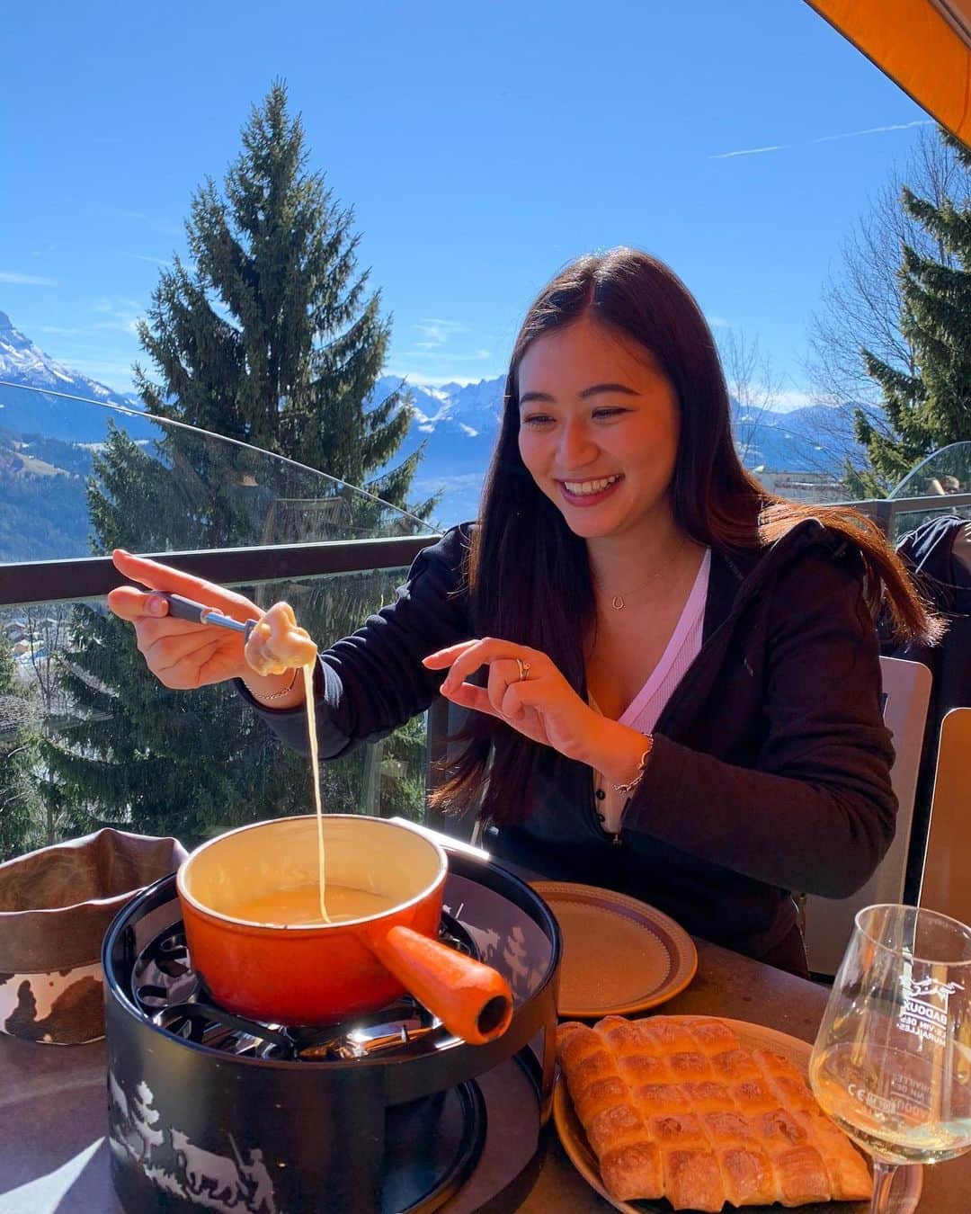 西田有沙のインスタグラム：「スイスでの冬は初めてなんだけど、今年は暖冬で雪が本当に少ないみたい…でもとっても素敵な景色の中食べたチーズフォンドュは格別でした🏔🧀🇨🇭 #スイス #スイス生活  #海外生活 #国際結婚 #swisslife #チーズフォンドュ #switzerland #ノーフィルター」