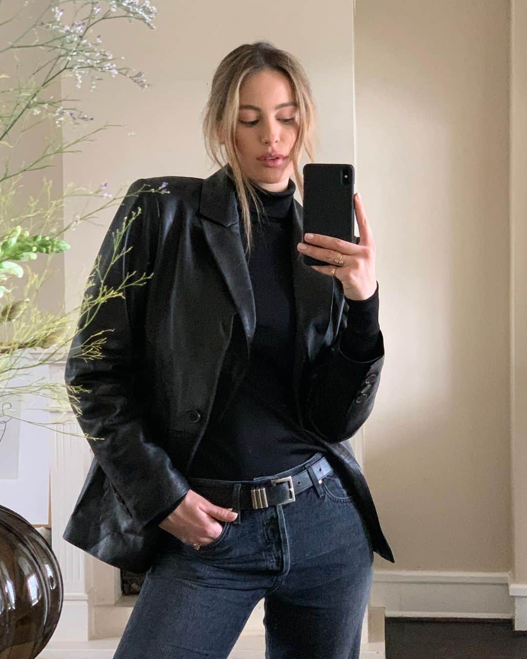 Mathilde Goehlerのインスタグラム：「Reklame.. [ back to black 🖤 ]」