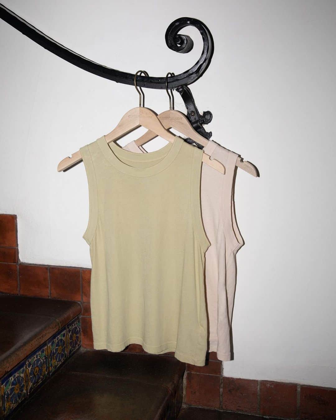 カレントエリオットのインスタグラム：「tonal tanks – yes please」