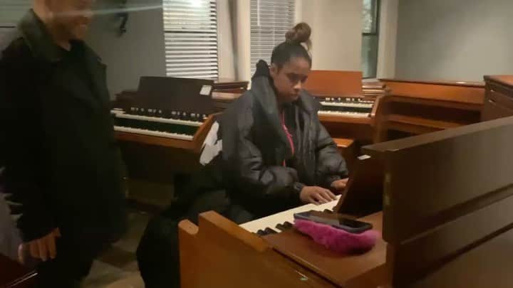 ジェニファー・ハドソンのインスタグラム：「My @respectmovie wrap gift to myself is an Hammond 1968 organ . After all the live music , with real musicians . Real singing and real praise in real churches , I couldn’t help but be inspired and fell in love with the organ . This is my “Aretha Franklin” organ .  This was the first thing I did after I got home from wrapping on the  @respectmovie . To think Hammond organs were originated in my hometown chicago !  It will make it just in time for her birthday March 25th . Thank u @daveshand my md for help picking it out . #hammondorgans #think #church #respect look for @respectmovie out October 9th , 2020」