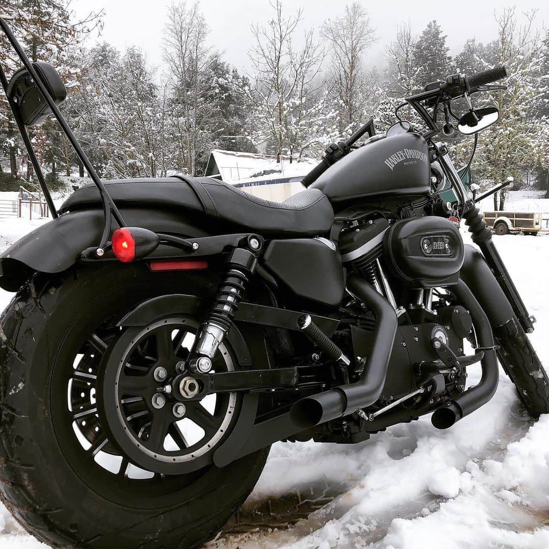 Harley-Davidsonさんのインスタグラム写真 - (Harley-DavidsonInstagram)「Cold weather shouldn’t slow you down. ❄️ What’s your go-to cold weather gear? 📸 @_lobo_rojo  #HarleyDavidson #Iron883」2月23日 3時09分 - harleydavidson