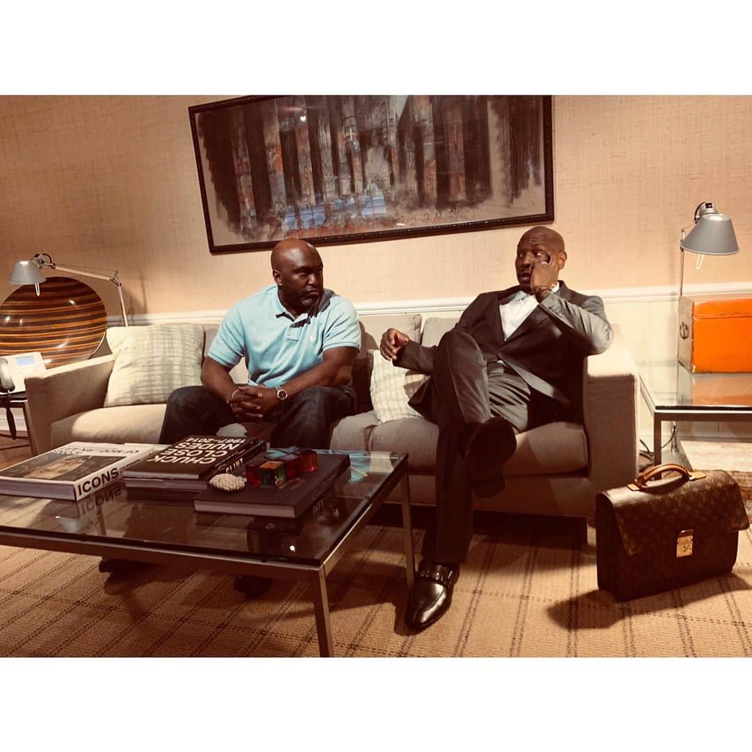タイリース・ギブソンさんのインスタグラム写真 - (タイリース・ギブソンInstagram)「I feel pretty emotional posting this!  John Singleton I hope to make you proud everyday!  Please allow me to explain the significance of this picture..... You will notice that there are 2 people sitting on this couch? To the right the last time they were in this meeting John Singleton was IN that very seat pitching a tv series that was just greenlit at Warner Bro! [ We can’t speak on WHAT the TV series is yet but I will tell you this ] The writer kept telling told John NO cause he was wall to wall swamped on another project? Then of course because John wouldn’t take NO for an answer! The writer [ right ] Randy Huggins finally told John yes! I wasn’t in the room for the original meeting when Randy and John went in to pitch the idea to Donald Deline! When I walked in for the follow up meeting Randy said sit here Ty! I said why? He said the last time we were in this room John sat there! ( as he pointed to his right where the seat was empty ) I felt emotional honestly and had to pause and breathe cause I knew at that moment that John’s was still IN the room! [ no pressure ]  So that day Donald Deline heard the 13 episode layered pitch and character arc and honestly I thought we blew it! Then Donald said YES!! To our TV series!! Huh??? I just can’t take it anymore!!! What’s crazy is I told John for years I didn’t wanna do TV? He would laugh and say “You don’t know your ass from your elbow”! As always John knew better than I ever knew.  I guess I’m really gonna starring in a TV series now? Unreal times guys! last piece to this story there was a confirmed pitch meeting scheduled at Legendary it was canceled cause John suddenly got sick and not even a week later he passed. I was shook and devastated and still feeling the loss to this day! [ official announcement to this untitled tv series coming ]」2月23日 3時14分 - tyrese