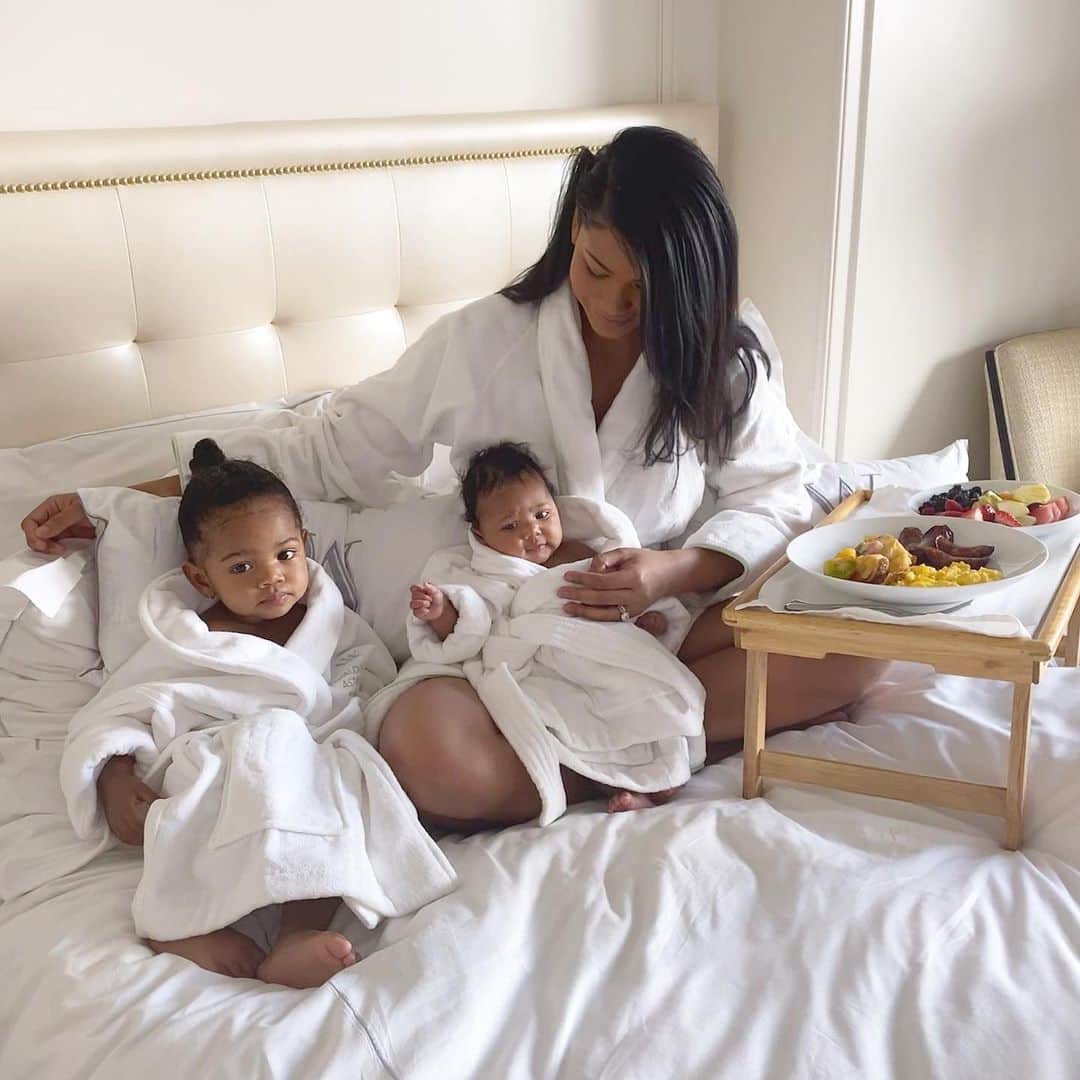 シャネル・イマンのインスタグラム：「Perfect way to start my morning! Breakfast in bed with my  baby girls @caliclayshepard @cassiesnowshepard ❤️」