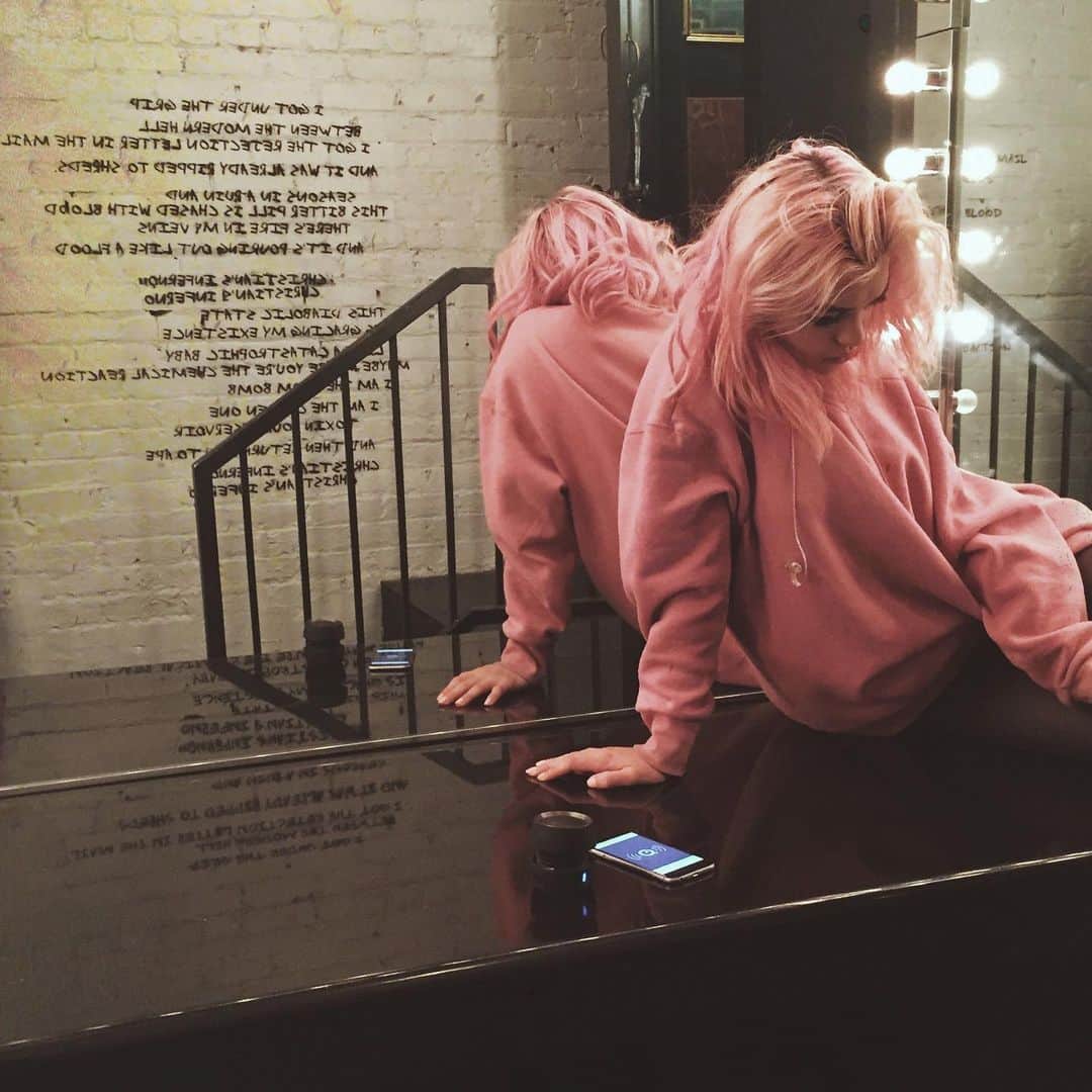HEY VIOLETのインスタグラム：「swipe for some new lyrics.... perhaps read them??? or learn them??? hopefully u love them like we do?? SIX DAYS」