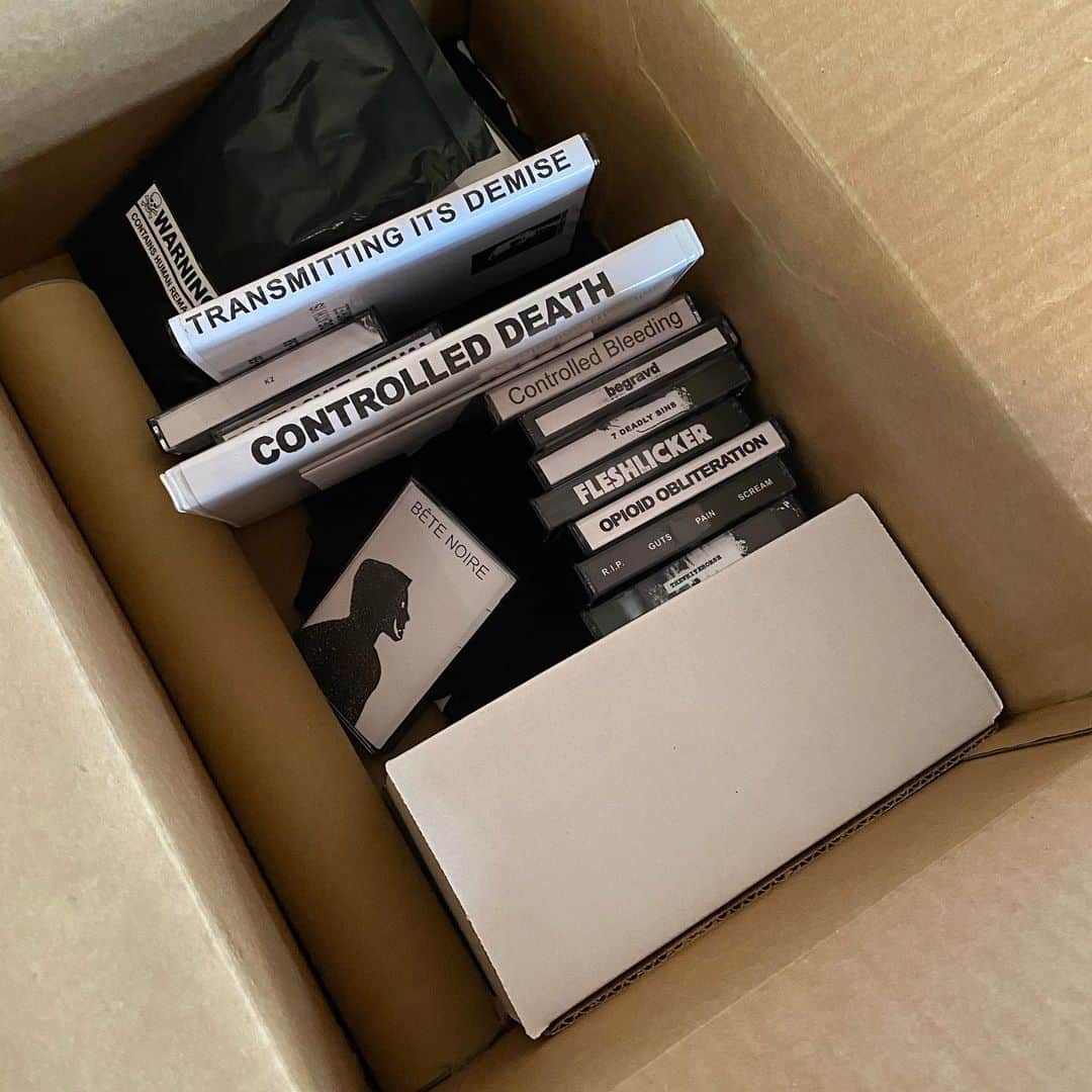ジェラルド・ウェイのインスタグラム：「Box of goodies from @deathbedtapes showed up the other day. Deathbed is a really cool underground label specializing in noise projects, and I love noise. I don’t know if any of you are into noise, but I find it to be very calming and meditative. When I decided to step away from music somewhat and focus on writing comics for a few years, I found the best stuff to write to were textural things, like sound recording by Jana Winderen, or noise projects like Mindflayer, and that led me down the path of seeking out straight up noise. It just calms me down and helps me focus. I bought this stuff and Alex from Deathbed threw in some other fun things. Check out his label if you want to find some great noise projects. Supporting underground music and labels is cool. #noise #deathbedtapes #soothingsounds」