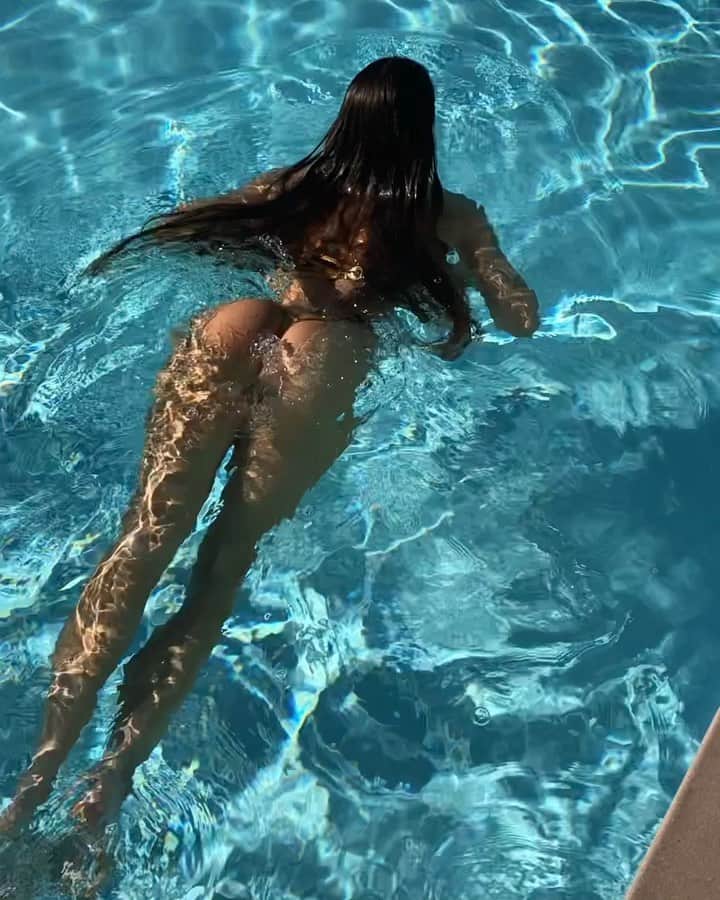 ステファニー・マリーのインスタグラム：「Just dive in🤓💦Comment a good book that you’d recommend next!🥰 Natural @BangEnergy  Follow the inventor @BangEnergy.CEO #BangEnergy #EnergyDrink #Good #Book #Pool #Fun #Allnatural」