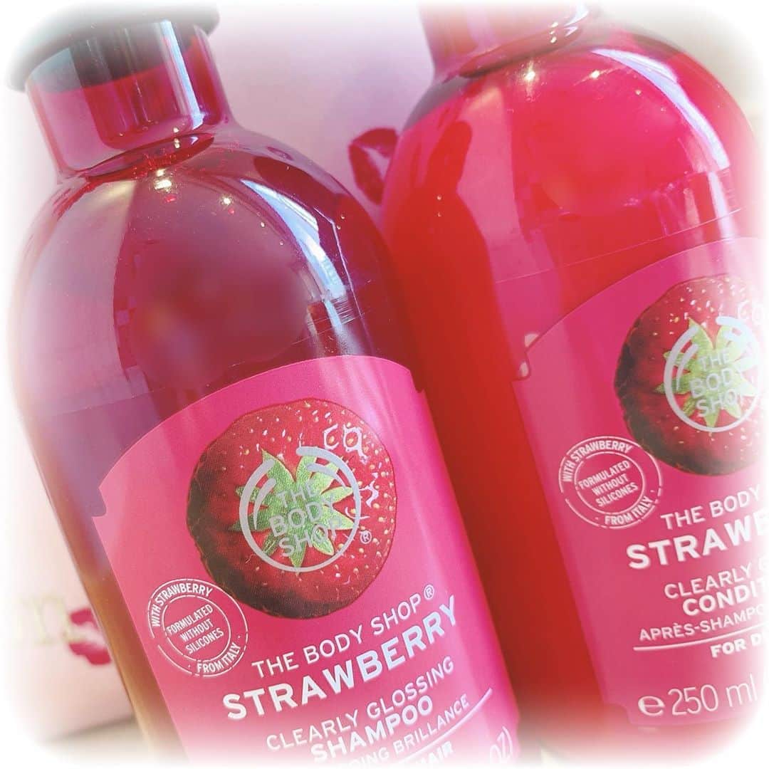 月宮まどかのインスタグラム：「. これすごい🍓いちご🍓 . 海外のお菓子🍭みたいな あまーい香りすき( ◜ᴗ◝) . #BODYSHOP のいちご ボディクリームとかは よく使ってたんだけど . いつのまにかシャンプー でてたの知らなかった🍓 . #いちご #strawberry #ピンク好きな人と繋がりたい #苺柄 #ボディショップ」