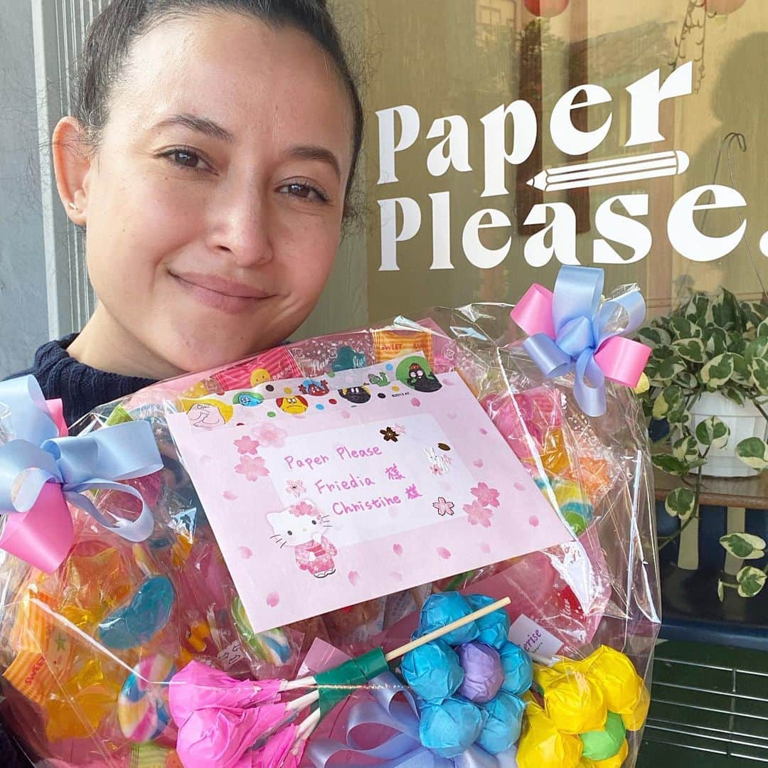 フリーディアのインスタグラム：「A special little gift arrived from Japan! Thank you Arisa San!!! 日本から素敵なギフトが届きました！アリサさんありがとう〜 💐 #fromJapan #specialgift #thankyou #grateful #lucky #blessed #arigatou #paperpleaseshop」