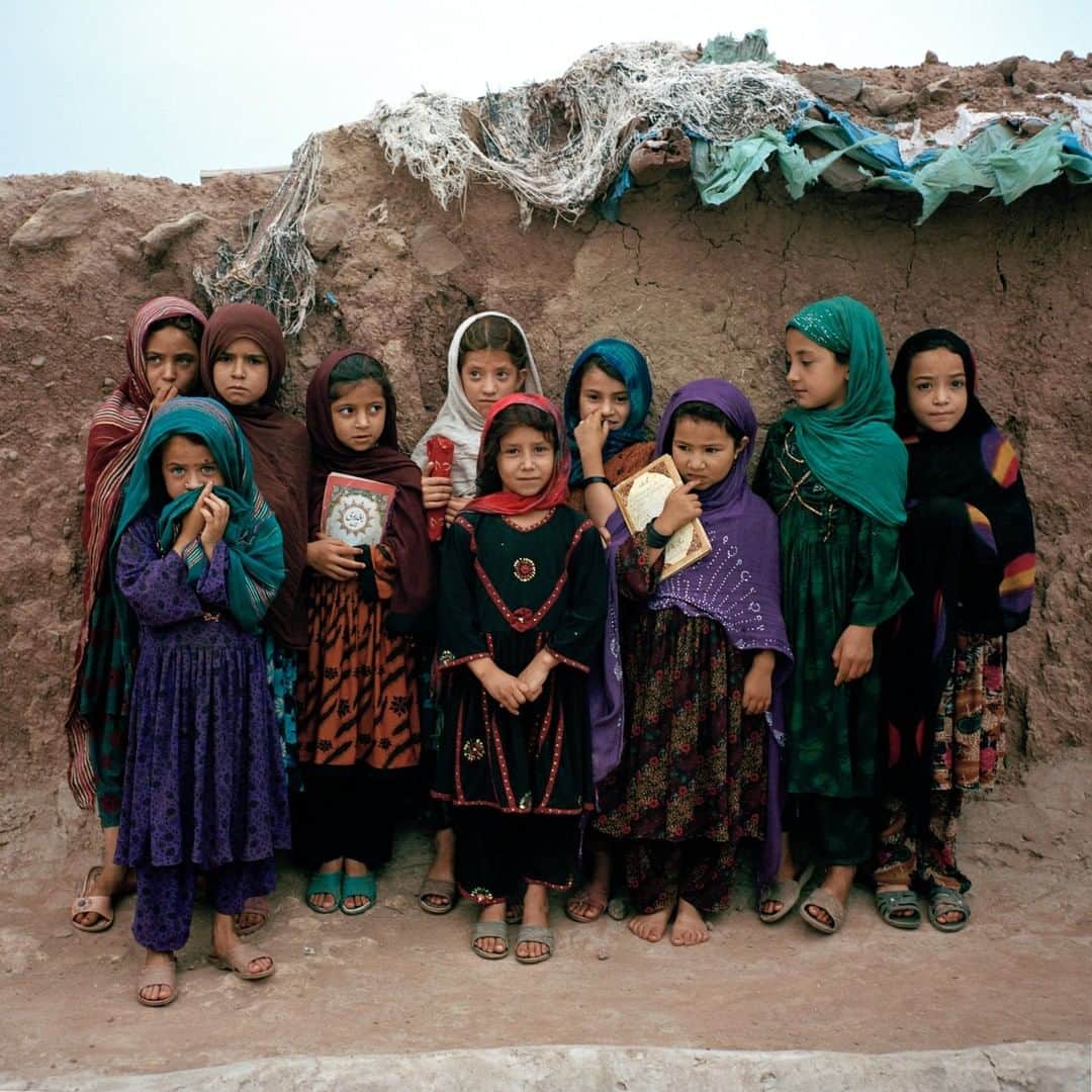 ナショナルジオグラフィックさんのインスタグラム写真 - (ナショナルジオグラフィックInstagram)「Photo by @sarahyltonphoto | In between giggles and laughter, girls at an Afghan refugee settlement pose for a portrait on the outskirts of Islamabad, Pakistan, after class. According to the UN, only 18 percent of Afghan refugee girls are enrolled in schools in Pakistan. Check out Nat Geo's link in bio for this story.  For more stories on women and girls, follow me @sarahyltonphoto. #girlseducation #Pakistan #refugees」2月23日 4時36分 - natgeo