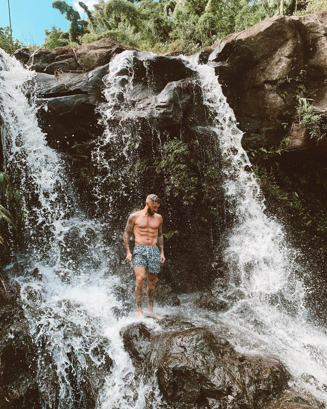 トラビス・ウォールのインスタグラム：「There’s something that draws me to waterfalls. Maybe it’s danger. Maybe it’s TLC. Maybe it’s Maybelline. #maui #hawaii #waterfalls #hikemaui #bambooforest」