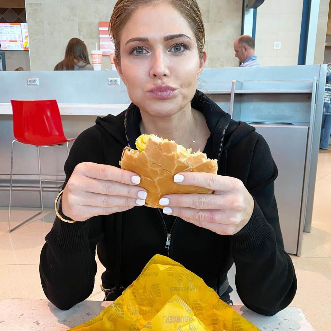 トリー・ウィルソンのインスタグラム：「. “Ya well she clearly eats a totally restrictive diet & I’m just not willing to do that, I want to be happy.” . REAL COMMENT on my social media this week. . To each their own, but it saddens me to see ppl giving up before they even try. . Am I Healthy? YES.  Super restrictive? NO. Balanced? 100%. . HAPPY is healthy. ❤️ Not super restrictive OR no holds barred eating.」