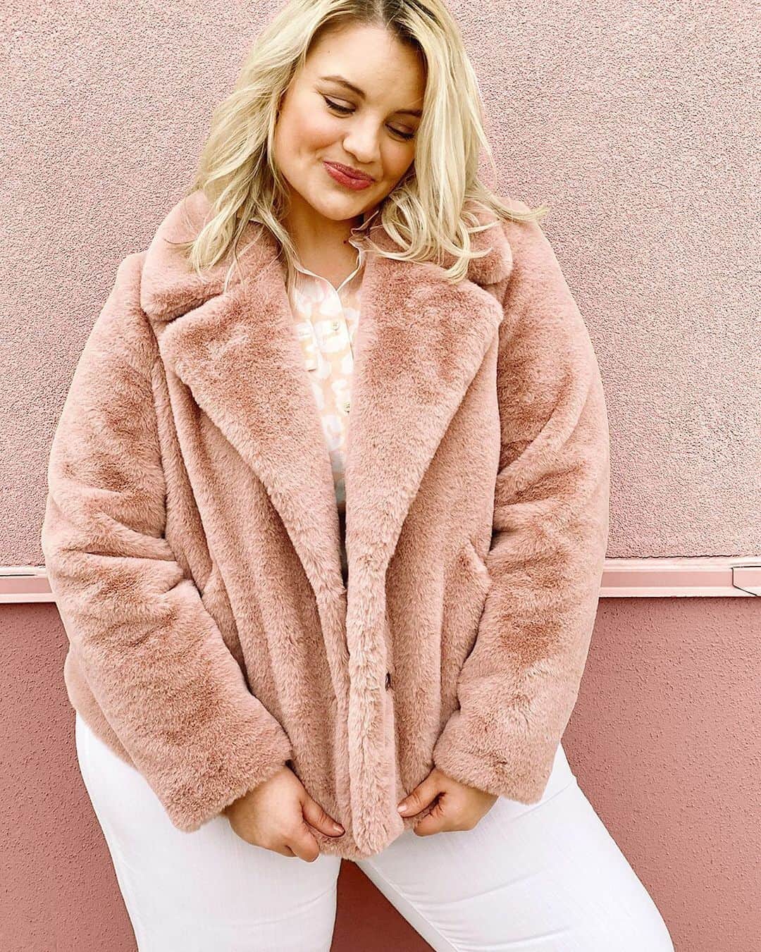 ロック&リパブリックのインスタグラム：「Cool day, cool coat. 🐻 Tap to shop must-haves from EVRI. #Kohls #EVRIxKohls」