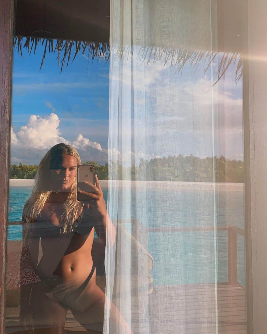 フェリシティー・パルマティアーのインスタグラム：「Good morning 🤳🏽 🌞」