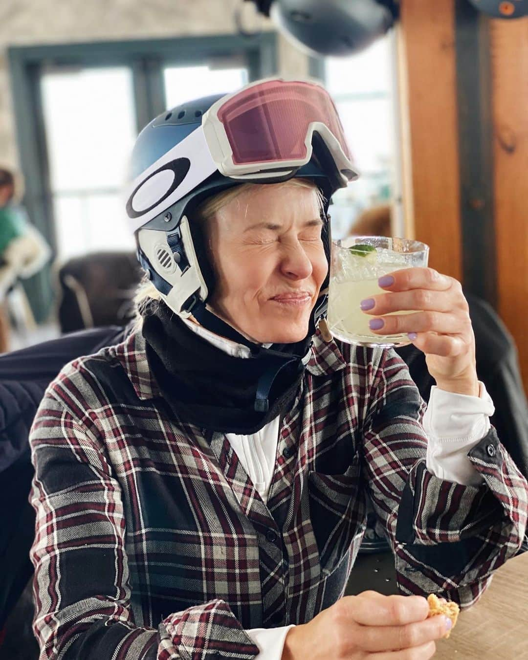 チェルシー・ハンドラーさんのインスタグラム写真 - (チェルシー・ハンドラーInstagram)「Pour, sip, ski, repeat. I didn’t need an excuse to celebrate #NationalMargaritaDay but I’m here for you if you need one.」2月23日 5時06分 - chelseahandler