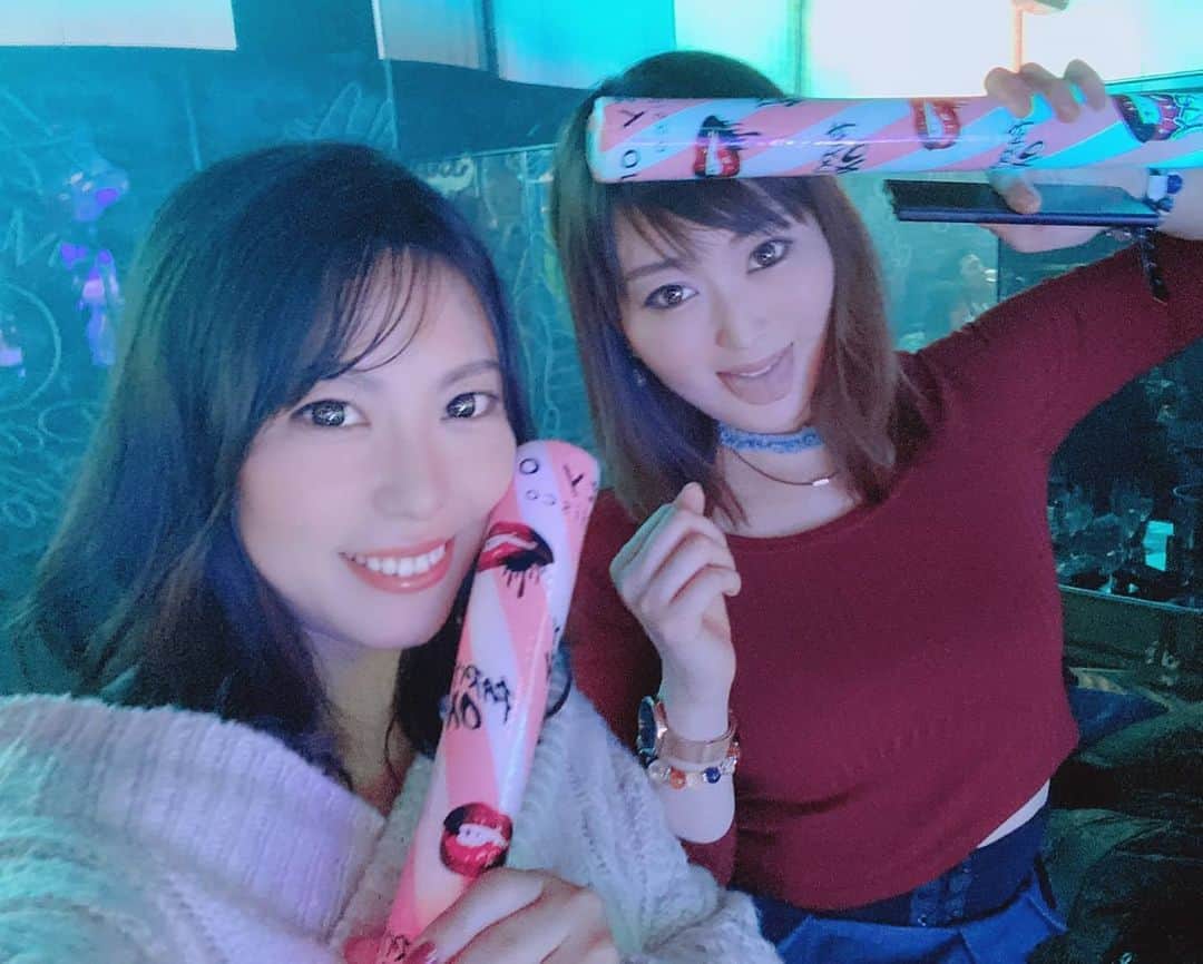 松浦麻里奈さんのインスタグラム写真 - (松浦麻里奈Instagram)「初心忘るべからず。人の心を動かすような写真、声、人物、唄、には すべては目に見えないなにかの感じや、 波長やそれらの気だったり、『感情』が付き物で  何にたいしても、仕事や人付きあいでも 想ってることは知らないうちに伝わってしまうもの。 . . 『感情』は隠してるつもりが、周囲に分かってしまう。 それが、見て見ぬふりだとか、知らないだとか 自己防衛してしまうのもそれも人間特有。 深入りする程、相手に構ってられないってね。  唄って、ホント分かりやすい。 どんな映画とか演技よりも、感情が出やすい。 人に簡単に伝わるのが唄。 ただ単に音程が上手いだとか、ビブラートきいてるとか そんなの練習すれば誰でも出来る。 上手い。上手い。けど、それ以上はない。  いかに、人に『胸に響く』“もの”伝えるのがか重要であって。 それは、仕事でも大事。言葉は、唄。  人に感情を『細かく』伝えれるのは、人間だけ。  大好き、嫌い。or 嘘 世の中、この二つだけしか生きてない。 全部好きにしていくのはむりやろーけど。 日常茶飯事、皆何かしら『演技』してる。 感情って態度にも出てくる、顔にも出てくる。 . 『電車、車、家、』電車に居るときの皆さん、ほぼ素。 どこで繋がってるか分からない世の中。 誰が見てるかも分からない、 けどsns は凄まじい、気をつけよう。  命ってのがあるから 生命は生きたいと思うのだろう それ感情。  誰でも、命あるもの全て感情があるっちゃと思う。 喋れないからこそ、気持ち伝えられる人間てすごい  ちっぽけな存在が ちっぽけな命が宇宙全体からしてみれば それもまたちっぽけな存在なんやろな  宇宙は広いし。  ミジンコ程度の生物からしてみれば 人間の住む世界てのは宇宙かもしれない  人間程度の生物からしてみれば 宇宙という存在が,未知の世界。  誰も知らない世界。  もしかしたら、人間が蟻『アリ』で 宇宙という存在の空間でもっと大きな 『人間』が 上から見ているのかもしれない。  限られている時間で,小さな空間で 無限な世界で呼吸をしてて 無理だ。と思ってても時間わ進んでるわけで,  結局は，外見や、姿,形や、 どこにいたって誰がなにをしよーが 生きている限り『命』なんてみな平等  命だけは、みんな宇宙全体も一緒な。  好き 欲しい 食べたい 嫌 あれしたい これもしてみたい  簡単な事が簡単に言えなくて 余計な事を考えて難しくして 後悔して後で気づいて 自分の世界しか見てなくて もっと周りをみてみたら 悩みなんか吹っ飛ぶのにねー。  と、あたしは思う。 『気持ちは伝える』と言ったもの 伝えきれない部分わあり！！！！！ . . #格言 #今日の格言 #座右の銘 #考え方 #人それぞれ #自分次第 #結局 #自分の人生 #自由 #毎日楽しい #遊び #価値観 #friend #経営者 #自営業  #自分で切り開く #girl #パリピ #partypeople #party #night #music #musiclover #音楽 #音楽大事  #song #awesome #goodmorning #awesome #仲間」2月23日 5時39分 - ay114.831m