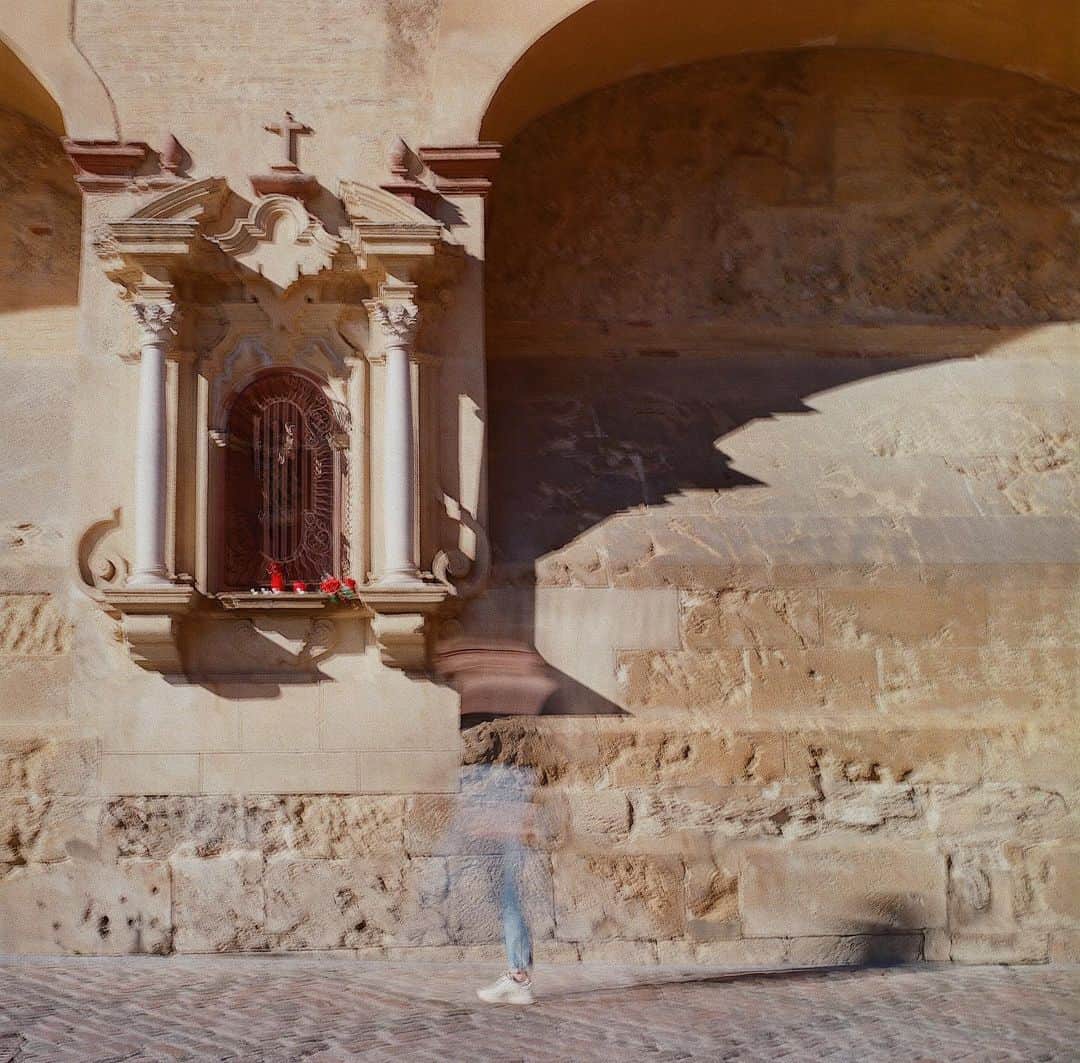 シアラ・ブラヴォのインスタグラム：「rare photographic evidence of the existence of ciara bravo. córdoba, spain. 2/3/20」