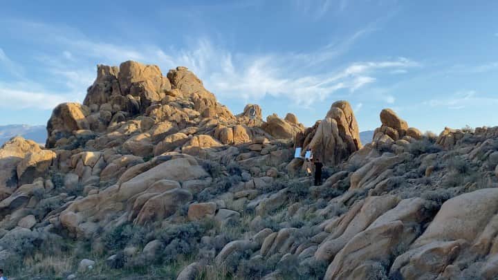 コール・スプラウスのインスタグラム：「Sending my apologies to every crew member I’ve ever jeopardized by asking them to climb mountains with props. Feeling exceptionally grateful for the teams who have helped refine my photography so tremendously. No one has gotten bit by a rattlesnake yet so clearly we’re making enough noise.」