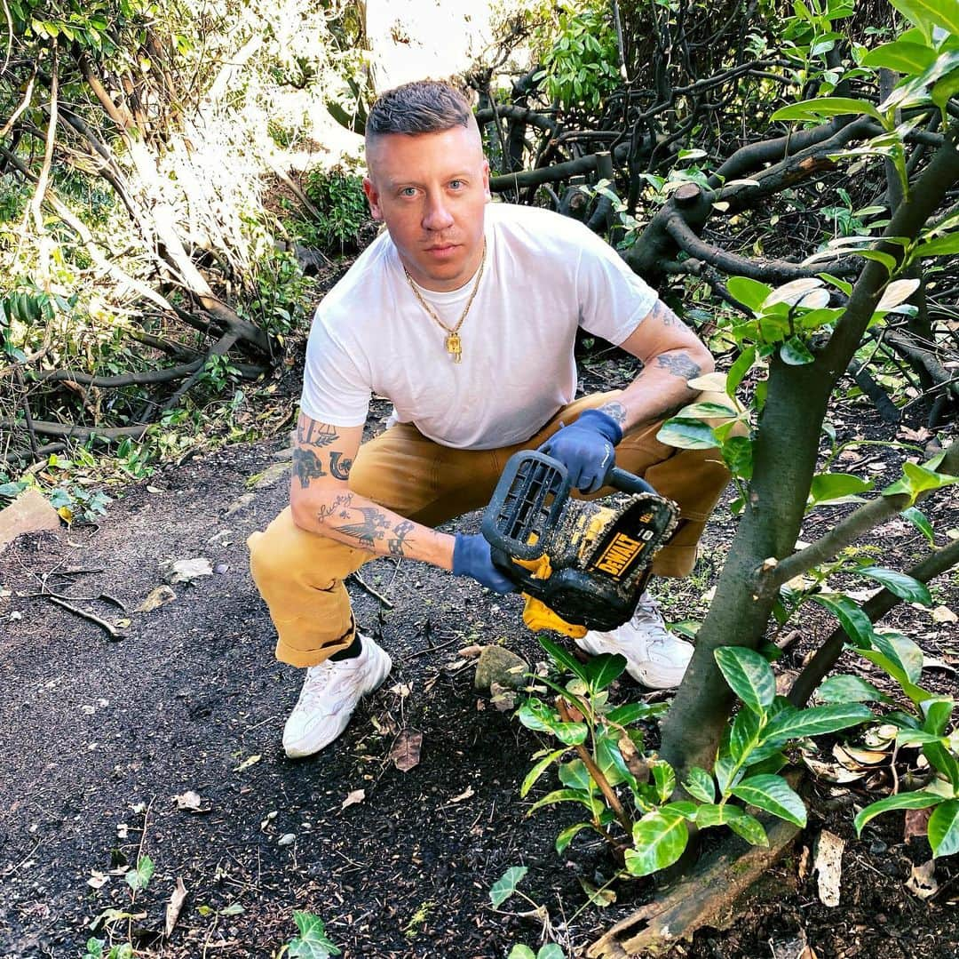 マックルモアーさんのインスタグラム写真 - (マックルモアーInstagram)「Yesterday I did yard work for the first time in my adult life.  Needless to say, I had to get a photoshoot off.  My wife reluctantly took pictures of me so I could flex on the internet and prove to my dad that I too am a handyman.  Guess ima Gardner now or something 🤷🏼‍♂️ #yardwork #homedepot #gardenfashion #fixit #tendtotheland #soil #worms #hardware #rakes」2月23日 5時50分 - macklemore