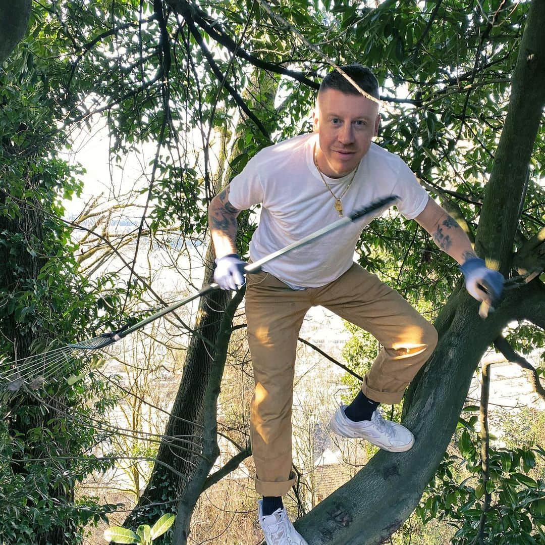 マックルモアーさんのインスタグラム写真 - (マックルモアーInstagram)「Yesterday I did yard work for the first time in my adult life.  Needless to say, I had to get a photoshoot off.  My wife reluctantly took pictures of me so I could flex on the internet and prove to my dad that I too am a handyman.  Guess ima Gardner now or something 🤷🏼‍♂️ #yardwork #homedepot #gardenfashion #fixit #tendtotheland #soil #worms #hardware #rakes」2月23日 5時50分 - macklemore