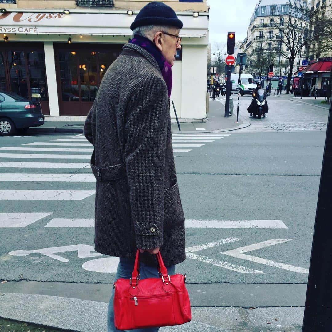 大森美希さんのインスタグラム写真 - (大森美希Instagram)「Monsieur avec un sac rouge et une écharpe violette  赤いバッグと紫色のマフラーのお洒落なおじいさんを発見。  #paris #parislife #red #rouge #parislifestyle #sacrouge #redbag #echarpeviolette #ootd #todaysoutfit #violet #laviequotidienne #パリ #パリ散歩 #パリところどころ #パリ生活 #海外生活 #おしゃれ #赤いバッグ #パリジャン #バリ散歩道 #今日のコーデ #今日のアウトフィット」2月23日 6時19分 - mikiomori_