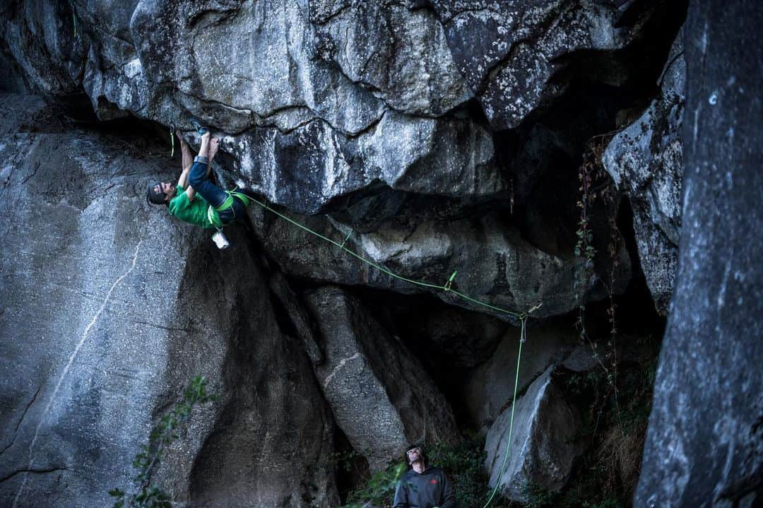 キリアン・フィッシュフーバーのインスタグラム：「In safe Hens! In memory of a funny Edelrid team trip to Val die Mello back in 2018. 🙏」