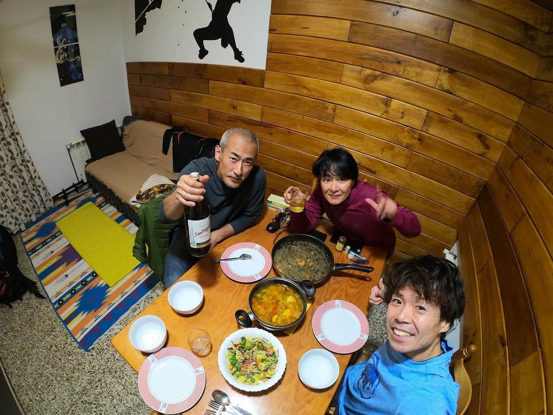 伊東秀和さんのインスタグラム写真 - (伊東秀和Instagram)「今日からスペイン弾丸ツアー🇪🇸1週前から現地入りしてる米さん達と合流✨ #santalinya  1年ぶりの巨大ケイブはやっぱり全体的に動きがダイナミック💥毎回、登ってからの帰り道の夕暮れが綺麗で癒される💫今日も美しかったなぁ。また明日も頑張ろう✅ @raffinee_orientalbio  @mammut_japan  @skya_cs_sports_tv  @camp1889  #climbing  #climbing_lovers  #spain」2月23日 6時22分 - hide9a2019