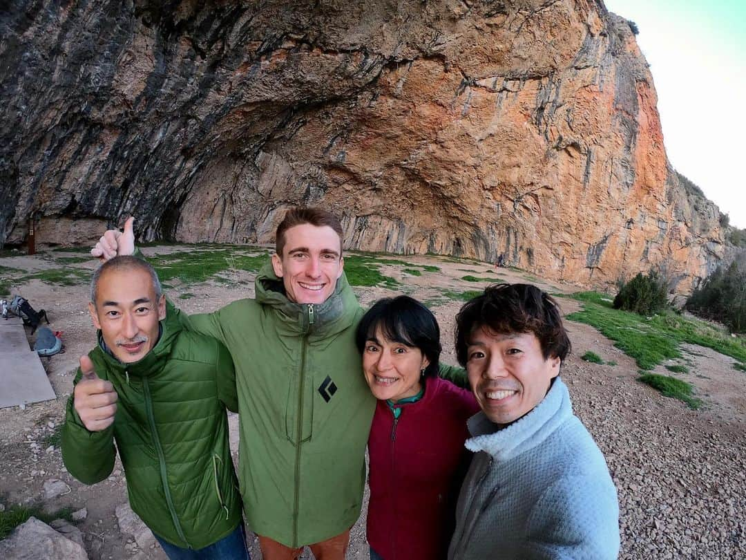 伊東秀和さんのインスタグラム写真 - (伊東秀和Instagram)「今日からスペイン弾丸ツアー🇪🇸1週前から現地入りしてる米さん達と合流✨ #santalinya  1年ぶりの巨大ケイブはやっぱり全体的に動きがダイナミック💥毎回、登ってからの帰り道の夕暮れが綺麗で癒される💫今日も美しかったなぁ。また明日も頑張ろう✅ @raffinee_orientalbio  @mammut_japan  @skya_cs_sports_tv  @camp1889  #climbing  #climbing_lovers  #spain」2月23日 6時22分 - hide9a2019