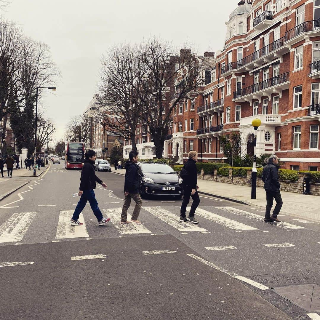 人間椅子さんのインスタグラム写真 - (人間椅子Instagram)「和嶋(先頭)とスタッフの休日  #アビーロード #abbeyroad #ロンドン  #再現してみた #ロンドンの休日」2月23日 6時24分 - ningen_isu