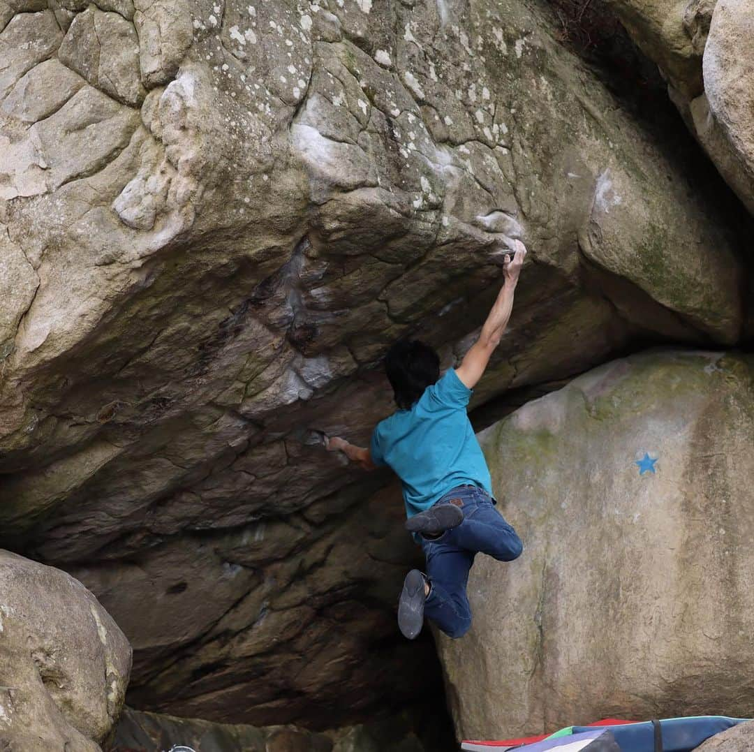 濱田健介のインスタグラム：「Fontainebleau day11. Today, I went to Cuvier Rempart. I send The traphouse 8B+ and Big golden 7C+. I was a little tired today, but I did my best. I was surprised, I felt hard to climb. Photo and video1 are The traphouse 8B+. Video2 is Big golden 7C+. ブロー11日目。 今日もCuvier Rempartへ。 昨日、登れなかった The traphouse 8B+ にリベンジ。スタートからやるとやはりリップ取りが悪い。何回かリップ取りで落ちた後に、ついにリップ止まったけど、その次で落ちた。。若干右手浅かった。。 軽く筋肉痛やし体も疲れてたので、もう厳しいかなーと思ったけど、その次のトライで再びリップが止まった。もう次はないなと思うと気合いが入り、何とか上部も登りきれた。 登れたトライは一手目からつらかったし、まじで出し切った。ほんと登れて良かった。 その後は休憩して、夕方にBig golden 7C+を登って終了。これも面白かった。 写真と動画①はThe traphouse 8B+。 動画②はBig golden 7C+。 @rockmasterhq  @unparallelup  @organicclimbing  @nogradjustfeeling  @camp1889」