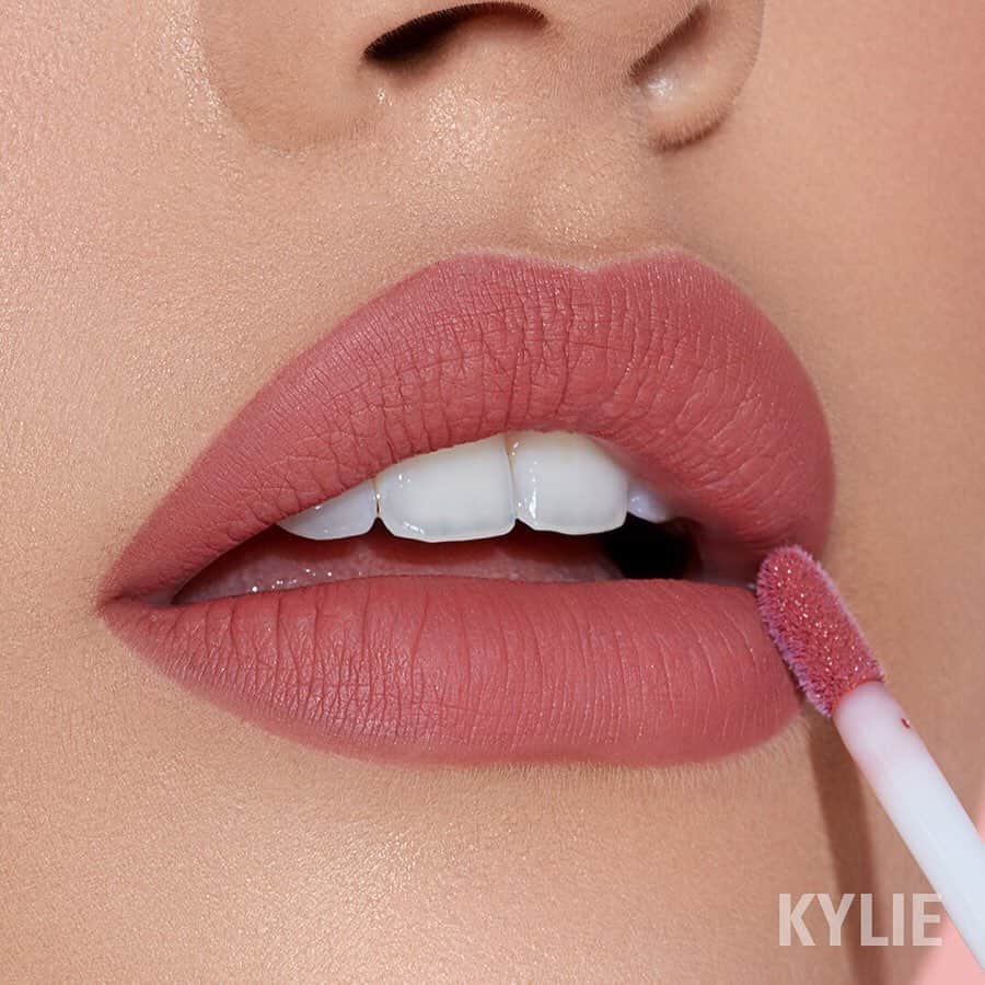 Kylie Cosmeticsさんのインスタグラム写真 - (Kylie CosmeticsInstagram)「Bikini Bod lip blush 😘 our new fave nude! shop our lip blush restock now ✨ kyliecosmetics.com」2月23日 6時46分 - kyliecosmetics