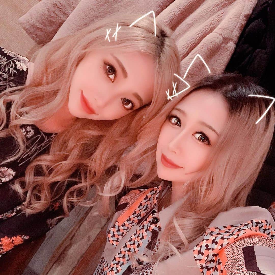 若月雅のインスタグラム：「仲良し(*´ー｀*)♡ . また気温下がって、寒さ戻って来たね(u_u)☃️ 引きこもりたい。笑 今週末やっと美容院！✨ 髪も切るよー（＾ω＾） .」
