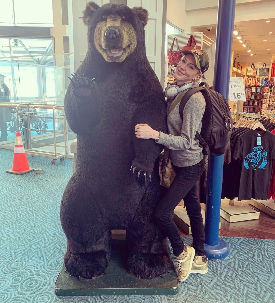 ケイティ・キャシディさんのインスタグラム写真 - (ケイティ・キャシディInstagram)「Meet my new boyfriend... he’s “BEARY” handsome! 😂🦄🙋🏼‍♀️」2月23日 6時50分 - katiecassidy