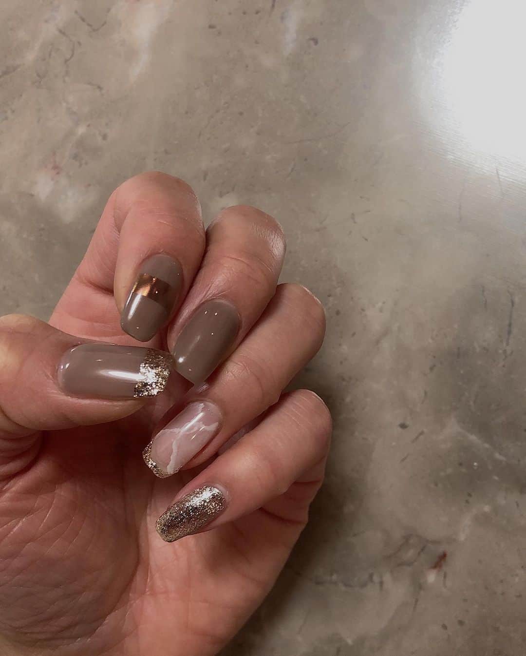 谷口紗耶香さんのインスタグラム写真 - (谷口紗耶香Instagram)「#newnail 💅🏼 @_lapisnail_  担当　@lapis_yui ・ 透明感あるグレージュ+ミラー＋グリッター♡ かわいい〜。 ・ @nailiejp  で　デザイン集めることが多いよ✌🏽💕」2月23日 6時51分 - saayaamam