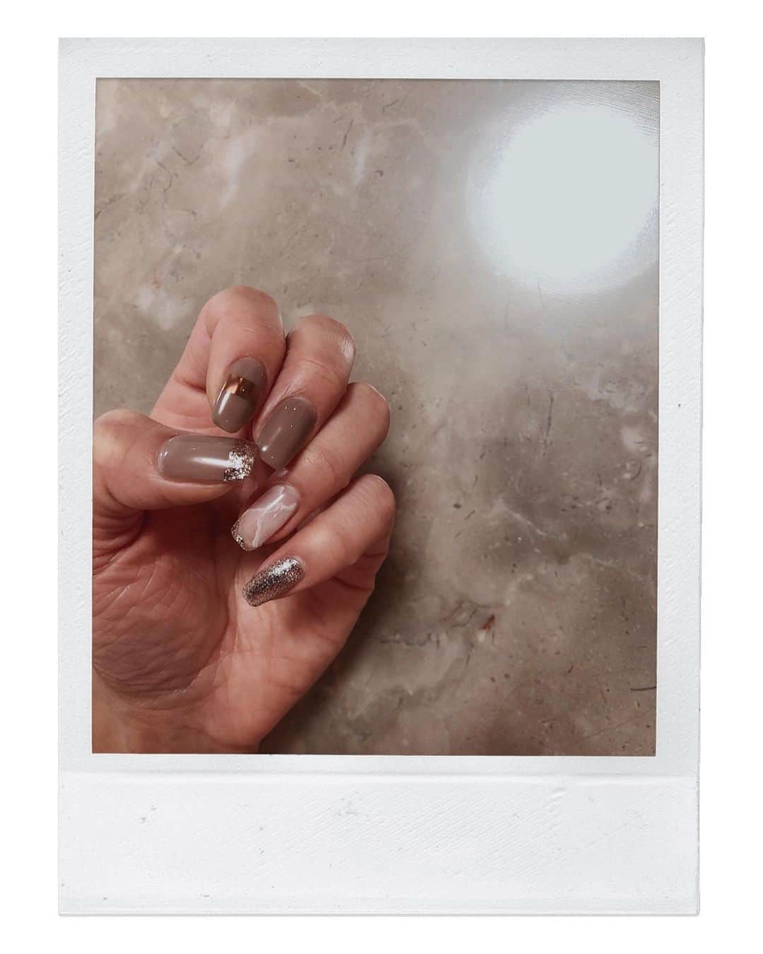 谷口紗耶香さんのインスタグラム写真 - (谷口紗耶香Instagram)「#newnail 💅🏼 @_lapisnail_  担当　@lapis_yui ・ 透明感あるグレージュ+ミラー＋グリッター♡ かわいい〜。 ・ @nailiejp  で　デザイン集めることが多いよ✌🏽💕」2月23日 6時51分 - saayaamam