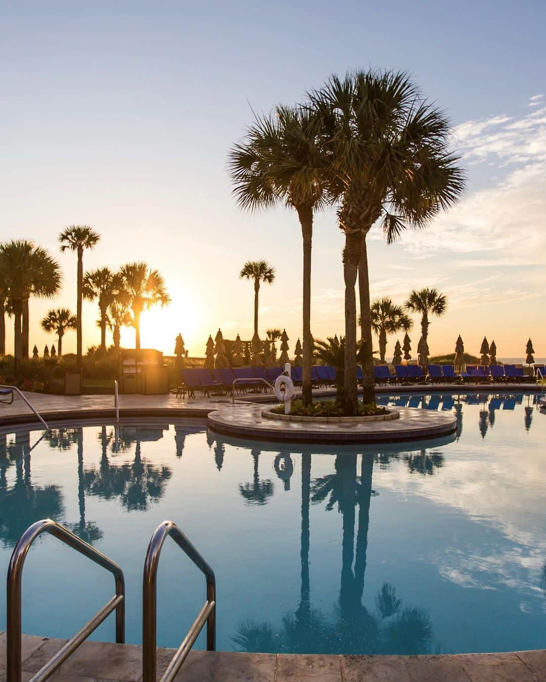 リッツ・カールトンさんのインスタグラム写真 - (リッツ・カールトンInstagram)「Awake with the sun, and start your day with glowing skies at The Ritz-Carlton, #AmeliaIsland. ⁣ ⁣ #Florida #FL #SunshineState #Sunrise #Morning #MorningLight #Pool #SwimmingPool #Sunshine #Travel #Travelgram #InstaTravel #TravelDiaries」2月23日 7時04分 - ritzcarlton