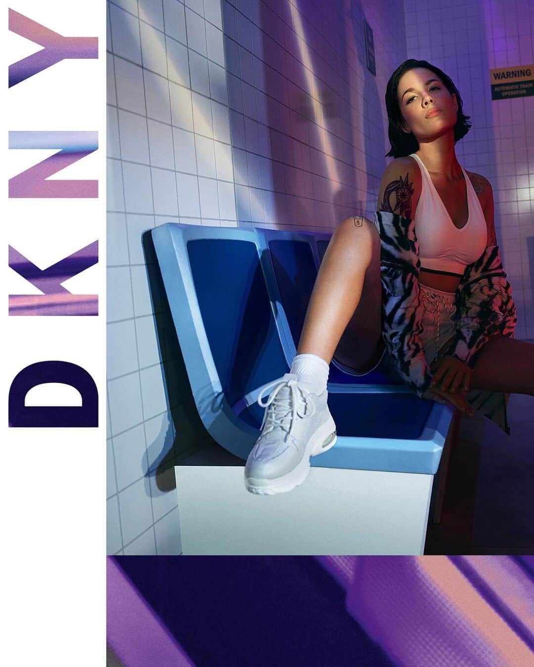 DKNYさんのインスタグラム写真 - (DKNYInstagram)「Vibrant energy flowing through streets of endless possibilities. Welcome to New York. Discover the #DKNYCALLING Campaign on DKNY.com.」2月23日 7時05分 - dkny