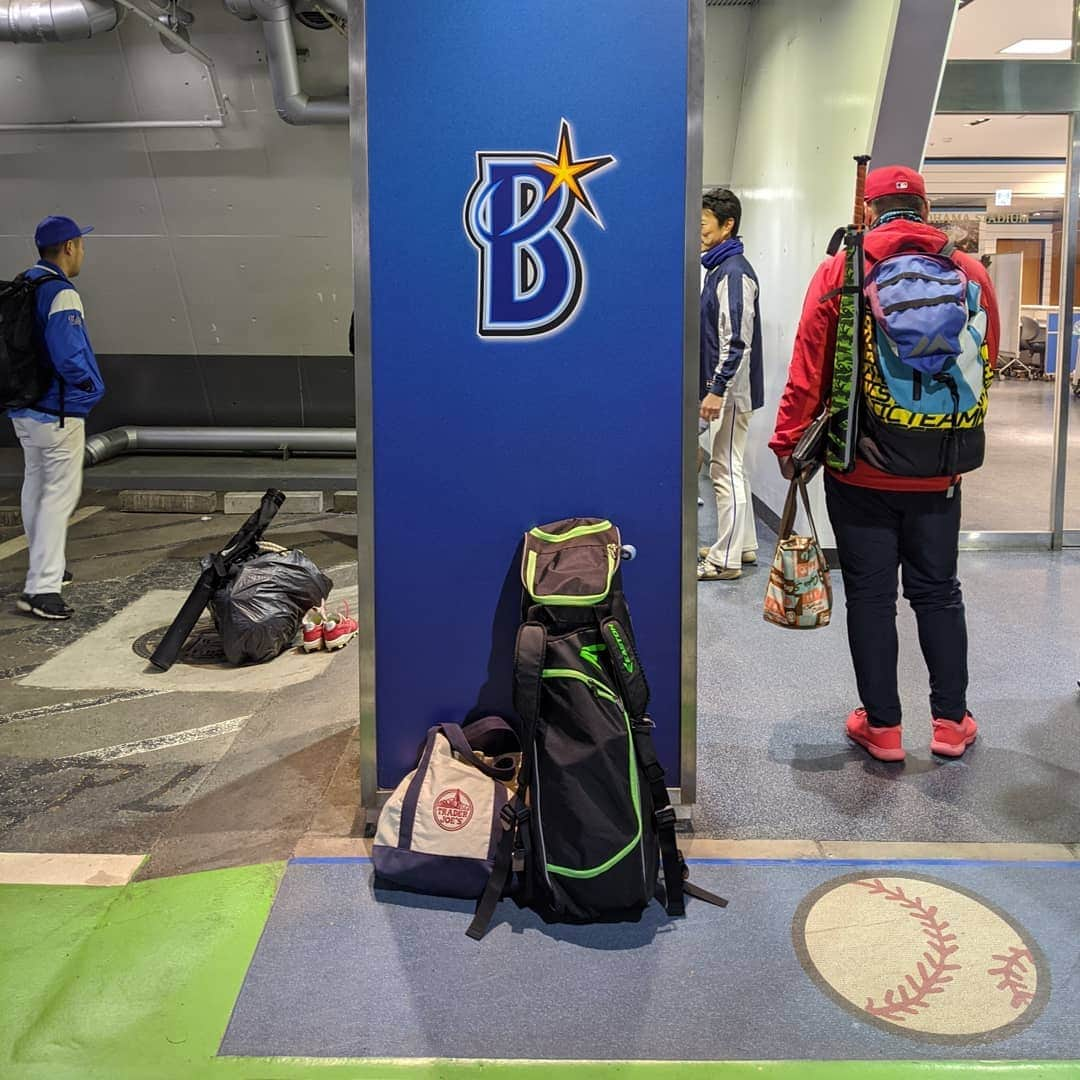 山下晃和さんのインスタグラム写真 - (山下晃和Instagram)「【BASEBALL】念願の横浜スタジアムで試合！入る前からニヤけてしまう  土日が多忙を極め、なかなか野球できないので平日の新チームに入団することにしまして。まだユニフォーム作っていないから1人違うけど（現段階は育成選手）  ユニの着こなしはMLBプレーヤーを観ています  日本初の草野球のCフラップ着用は、じつは私です  ベンチ裏に素振りしてフォームチェックをするミラーがあることを初めて知りました  あとは全面人工芝だったので、アーティフィシャルターフ用のシューズにすればヨカッタと猛省です  #メンズモデル #ファッションモデル #センターからの景色 #DeNA横浜ベイスターズ #ESSクロスボウ  #ESSCROSSBOW @essjapanofficial  #横浜スタジアム #Yokohama #Japan #Kanagawa #baseball #草野球 #outfielder #stancesocks #newera #reward #マクダビッド #cflap #Cフラップ #model #mensmodel  #野球 #球春到来 #springtraining #ベースボール @stance_japan  @stancebaseball @reward_baseball_uniform  #レワードからアメリカンスタイルのパンツが出ていた @easton_japan  #easton #ジーターモード #ジータモード」2月23日 7時05分 - travel_akikazoo