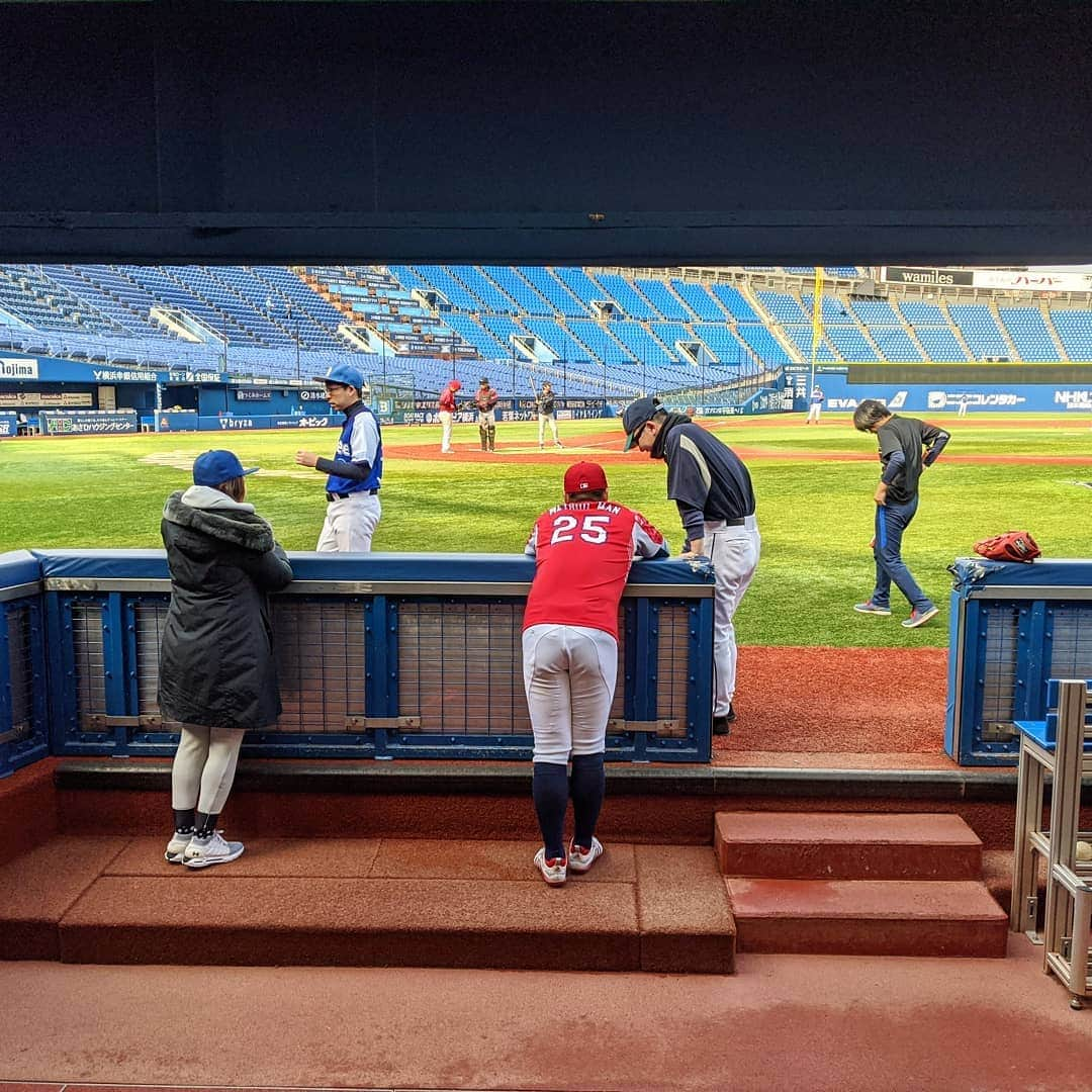 山下晃和さんのインスタグラム写真 - (山下晃和Instagram)「【BASEBALL】念願の横浜スタジアムで試合！入る前からニヤけてしまう  土日が多忙を極め、なかなか野球できないので平日の新チームに入団することにしまして。まだユニフォーム作っていないから1人違うけど（現段階は育成選手）  ユニの着こなしはMLBプレーヤーを観ています  日本初の草野球のCフラップ着用は、じつは私です  ベンチ裏に素振りしてフォームチェックをするミラーがあることを初めて知りました  あとは全面人工芝だったので、アーティフィシャルターフ用のシューズにすればヨカッタと猛省です  #メンズモデル #ファッションモデル #センターからの景色 #DeNA横浜ベイスターズ #ESSクロスボウ  #ESSCROSSBOW @essjapanofficial  #横浜スタジアム #Yokohama #Japan #Kanagawa #baseball #草野球 #outfielder #stancesocks #newera #reward #マクダビッド #cflap #Cフラップ #model #mensmodel  #野球 #球春到来 #springtraining #ベースボール @stance_japan  @stancebaseball @reward_baseball_uniform  #レワードからアメリカンスタイルのパンツが出ていた @easton_japan  #easton #ジーターモード #ジータモード」2月23日 7時05分 - travel_akikazoo