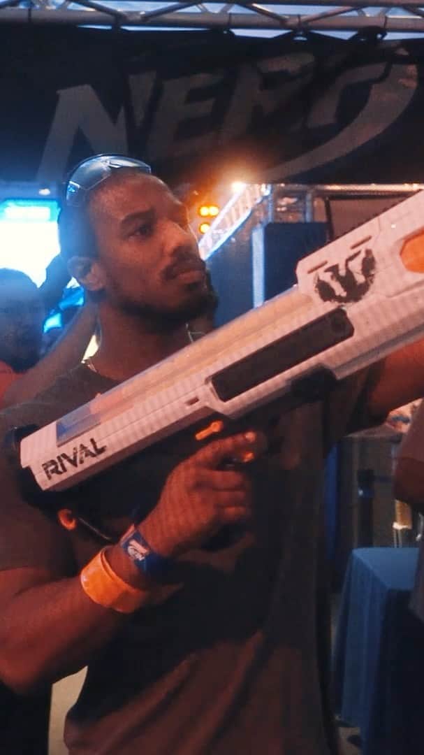 マイケル・B・ジョーダンのインスタグラム：「Honor?! Y’all wanna see grown folks go back to being kids? Bring out the Nerf Blasters! 📹: @leovolcy @vzmaestro @brnctt 🎧: @travisscott  @asaprocky  @beaniesigelsp 🔫: @jus_chad  @micahfonecheck @jeronsmith @keepitcharlie @kingfrankiedelgado @dorado.quick @courtneyluxe @rajonrondo @noigsmoove @steelobrim @noahep @jasonrembert  @cj_tate @jove14  @bluethegreat」