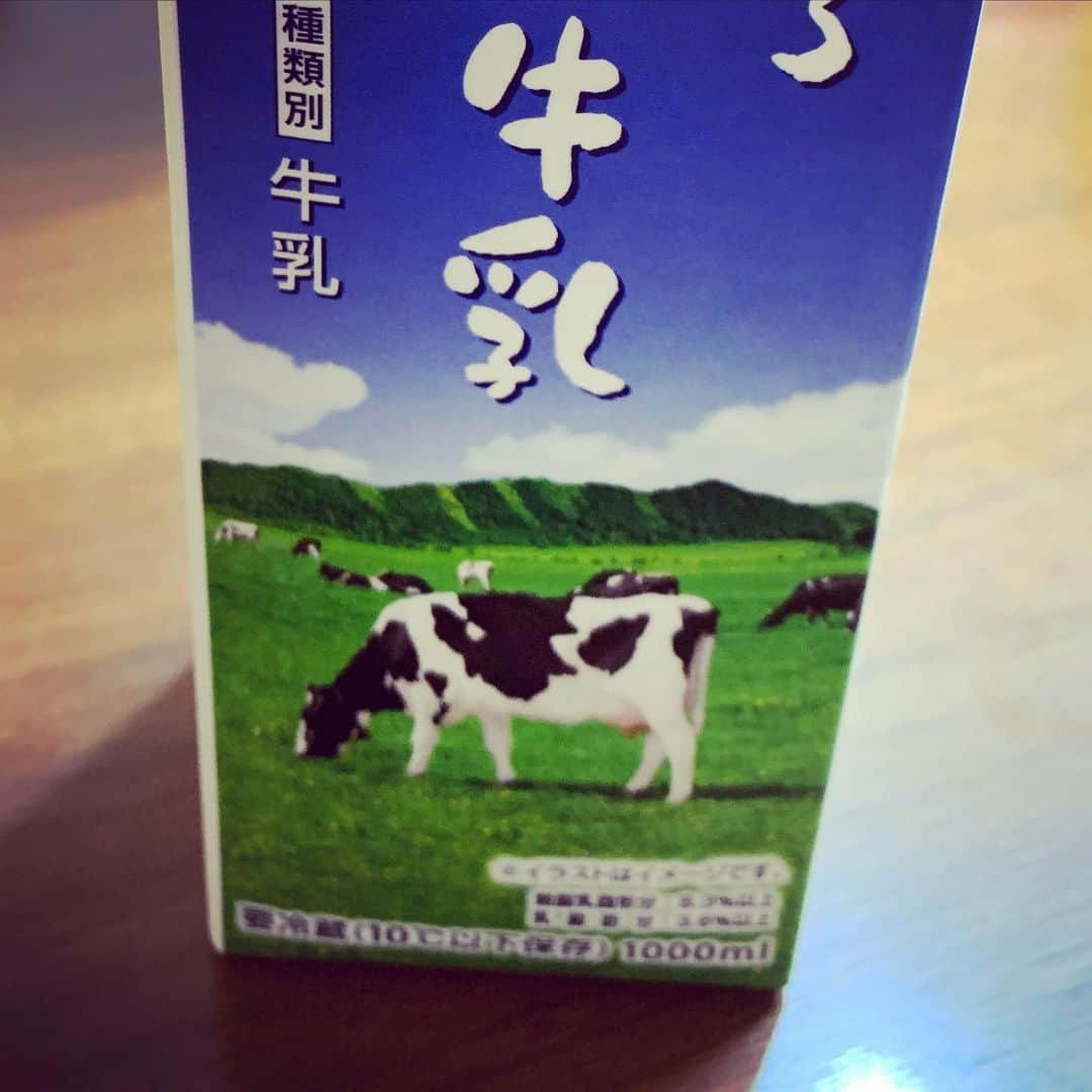 伊藤孝恵さんのインスタグラム写真 - (伊藤孝恵Instagram)「最近、仕事が忙しいらしい夫が牛乳パックに描かれた牛を見て「オレ疲れてるわ。今この牛のこと心底羨ましいと思ってもーた」としみじみ言うので、朝から脱力するような事言わんといて(^^;)と返したら、横から6歳が「でもママはもうちょっと力抜いた方がいい仕事出来ると思うよ(^^)」だって。何気に深いぞ！小学1年生！  #深イイ #呟き #何気ない日常　 #6歳女の子  #6歳ママ #小学いちねんせい  #子どもって  #よく見てる  #骨折中  #大丈夫 #2児の母 #女の子ママ #ジワジワ #仲間をつくる #ワーママ #Domani #ドマーニ #domanist  #伊藤たかえ #伊藤孝恵」2月23日 7時11分 - itotakae