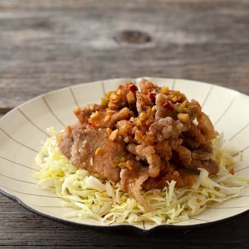 のインスタグラム：「毎日の食卓にこそ 安心安全な「あんしん豚」 . 育てる過程で薬品を一切使用しない無薬育ちの「あんしん豚」は 肉の臭みも全くなく、脂身が甘いのが特徴です✨ . 30年も前から、豚にとってストレスの無い環境で、 免疫力の高い健康な豚を育ててきた「藤井ファーム」。 こちらの使い勝手の良い小間切れの他、 しゃぶしゃぶ用やスペアリブ用などもご用意しております。 ぜひご賞味ください😊 . ------------------------------- 藤井ファーム／あんしん豚 モモ・カタ小間切れ 280g バラ凍結 . ▷こちらの作品はKomercoアプリでクリエイターから直接ご購入いただけます。 アプリ内「さがす」で「藤井ファーム」と検索してください🔎 . ▷iOS版Appダウンロードはプロフィールリンクから📲 @komerco_official ------------------------------- . #komerco #コメルコ #cookpad #クックパッド #komercoごはん #料理をもっと楽しく #おうちごはん #instafood #foodpic #cookinglove #手しごと #komercoフード #お取り寄せ #お取り寄せグルメ #藤井ファーム #岐阜 #豚 #豚肉 #あんしん豚 #安心安全 #焼肉 #おうち焼肉  #pork」