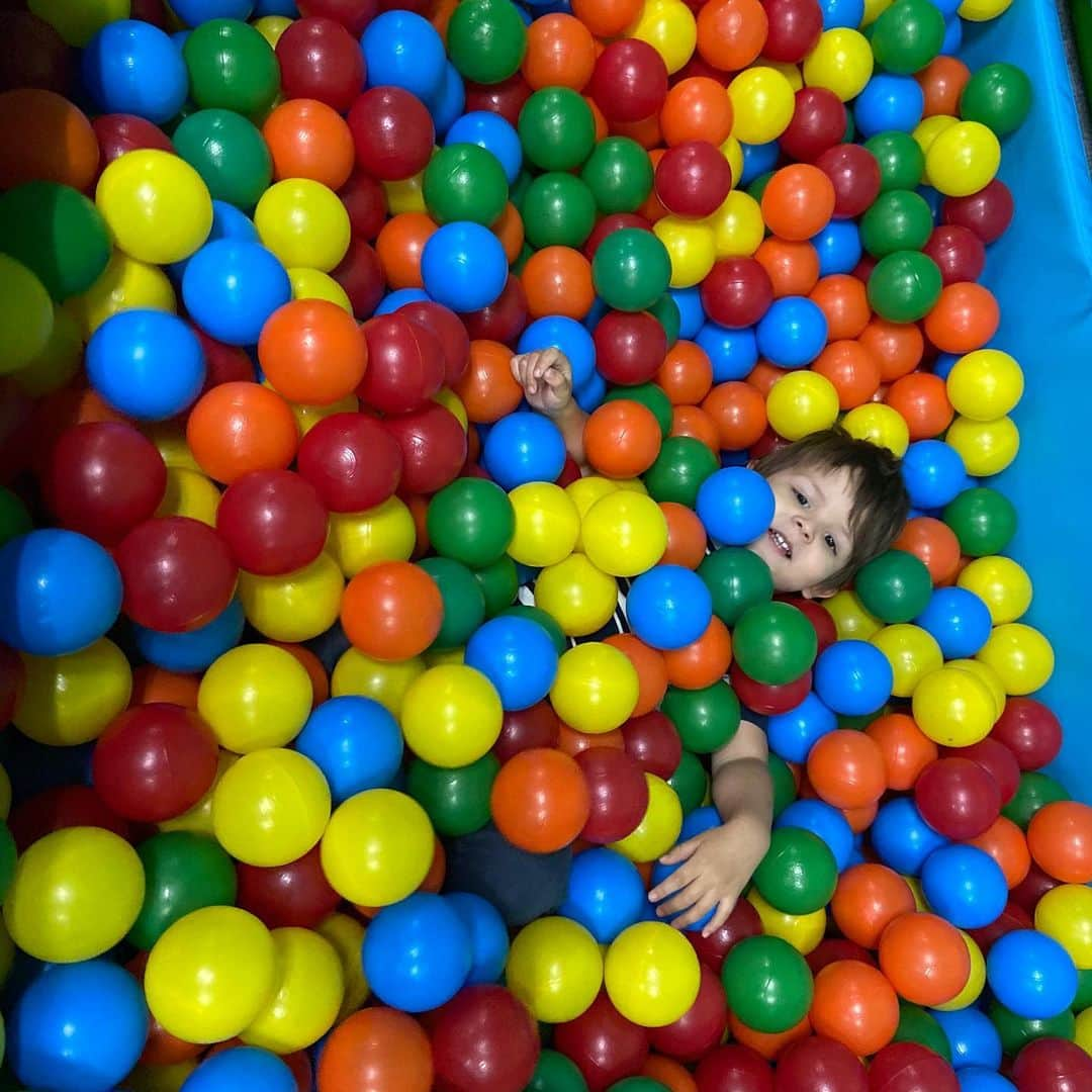 ターニャ・テイトさんのインスタグラム写真 - (ターニャ・テイトInstagram)「Missing this little face. I see you Ozzie hiding inside the ball pit. I’ll be back in Los Angeles with my little boy soon 🔴🟠🟡🟢🔵🟣」2月23日 7時22分 - tanyatate