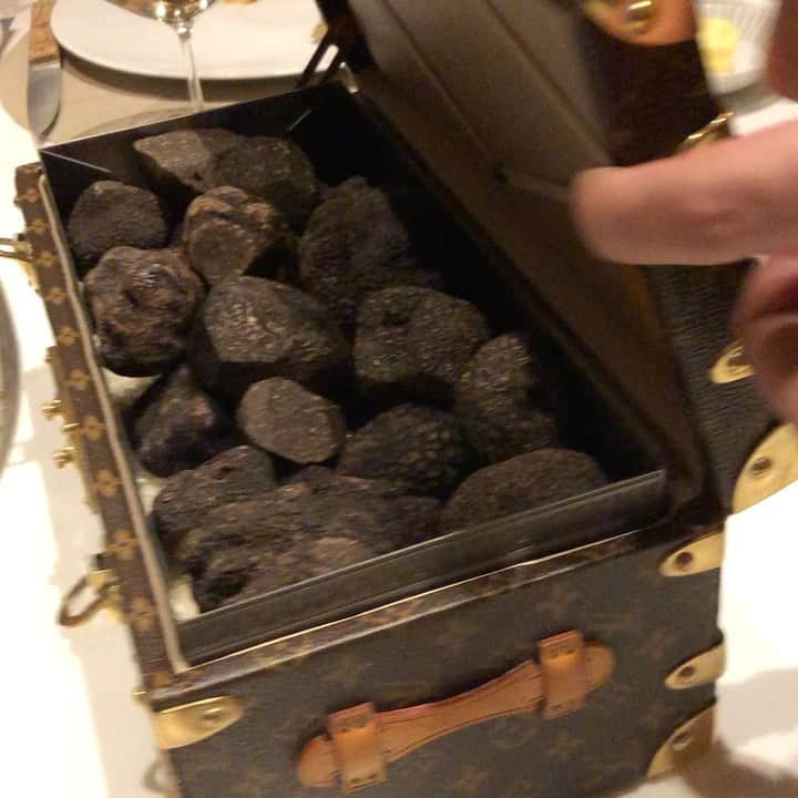のインスタグラム：「五感をフル活用させて食べたコースの数々でした‼️ 美味しいものを食べると笑顔になれるし、心が本当満たされる❤️ 物質的欲は、最近本当になくなりつつあり？😂それよりも、息子といろんなところへ行ったり、美味しいものを食べたり、芸術に触れてみたりしたいなと思う。お金を使うなら、そういうことに使いたいなと。 考え方って年齢を重ねるとどんどん変わりますね。 今年もワクワクするような体験をたくさんできますように❤️ #sugalabo #sugalabov #shiba_u」
