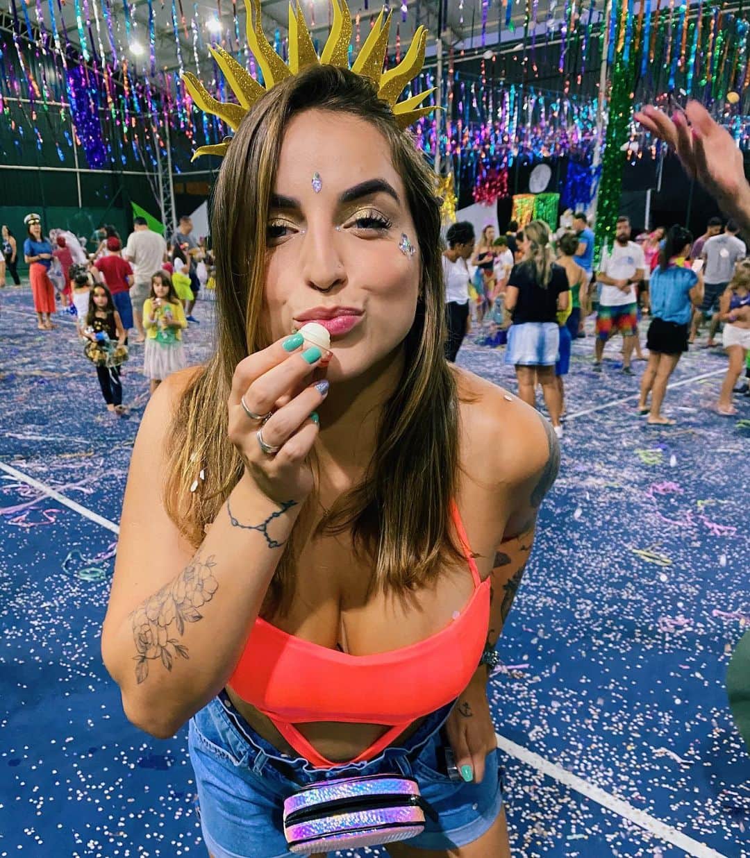 Bruna Unzuetaのインスタグラム：「Vemmmm Carnavraaau 🎉 to pronta!!! Sempre com meu queridíssimo @lipice_brasil 🤍 além dele hidratar a boca e ter um cheirinho maravilhouso, ele tem FPS 15, vitamina C e esqualano, que previne o envelhecimento precoce da boca, ou seja, Lip Ice é TU-DO mores!!! Não troco por nada ❤️ e ahh, NAS  COMPRAS ACIMA DE R$ 40,00 EM PRODUTOS LIP ICE, O FRETE É GRÁTIS!!!!! CUPOM: fretegratis ✨ e outra coisa, não é testado em animais 😍🥰 #lipicecube」