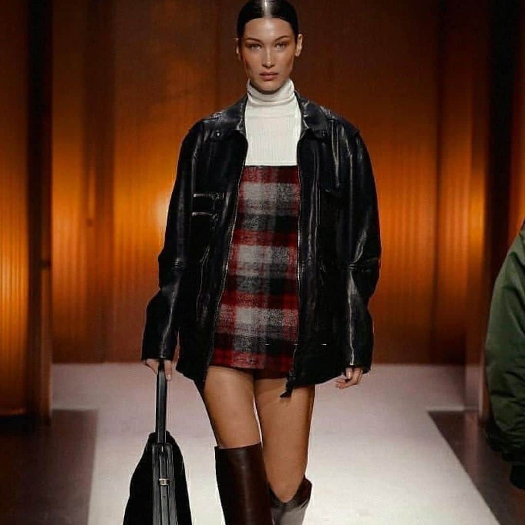 ベラ・ハディッドさんのインスタグラム写真 - (ベラ・ハディッドInstagram)「@tods always a beautiful show , loooveee this look . Congratulations @walterchiapponi @kegrand amazing collection 🖤🖤🖤」2月23日 7時30分 - bellahadid