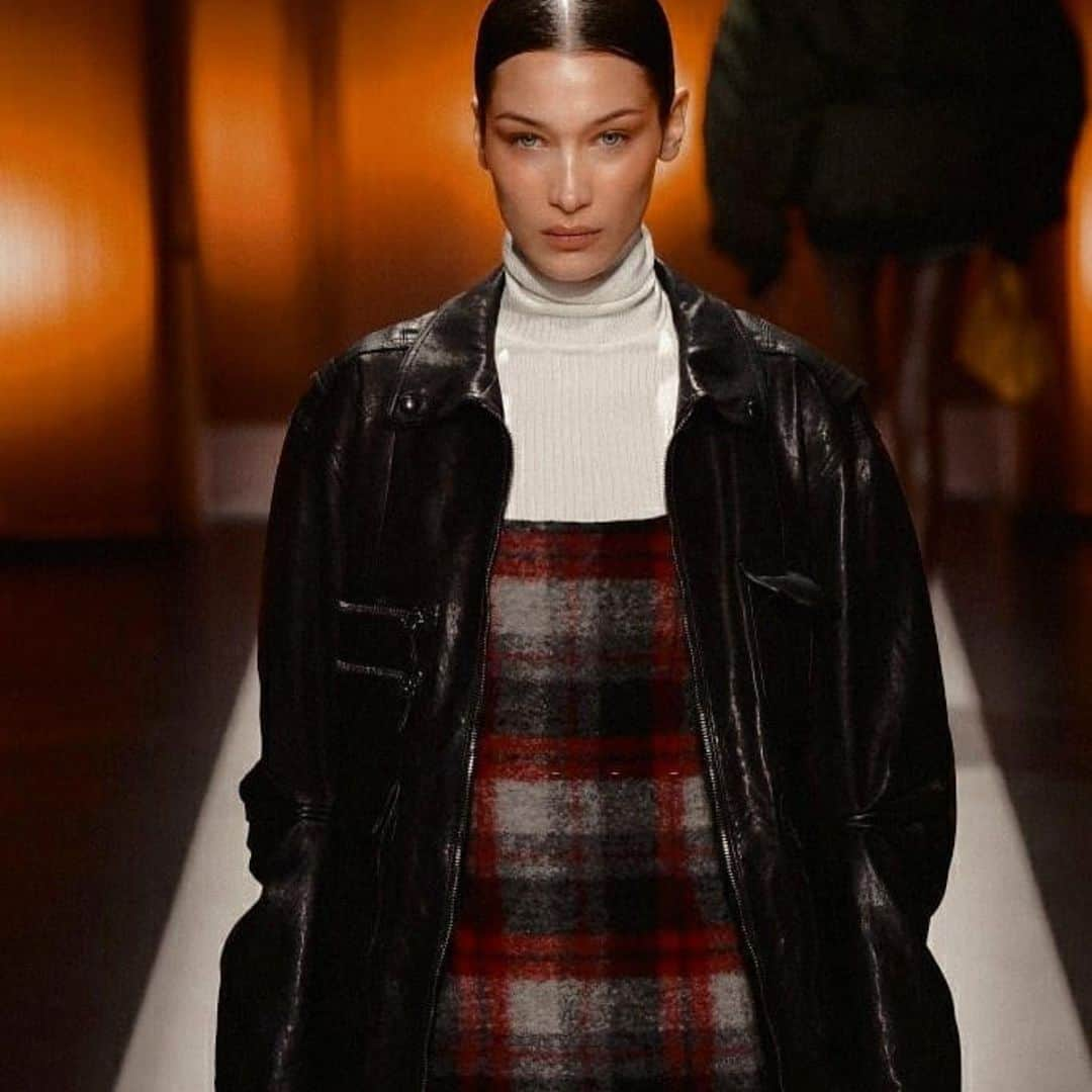 ベラ・ハディッドさんのインスタグラム写真 - (ベラ・ハディッドInstagram)「@tods always a beautiful show , loooveee this look . Congratulations @walterchiapponi @kegrand amazing collection 🖤🖤🖤」2月23日 7時30分 - bellahadid