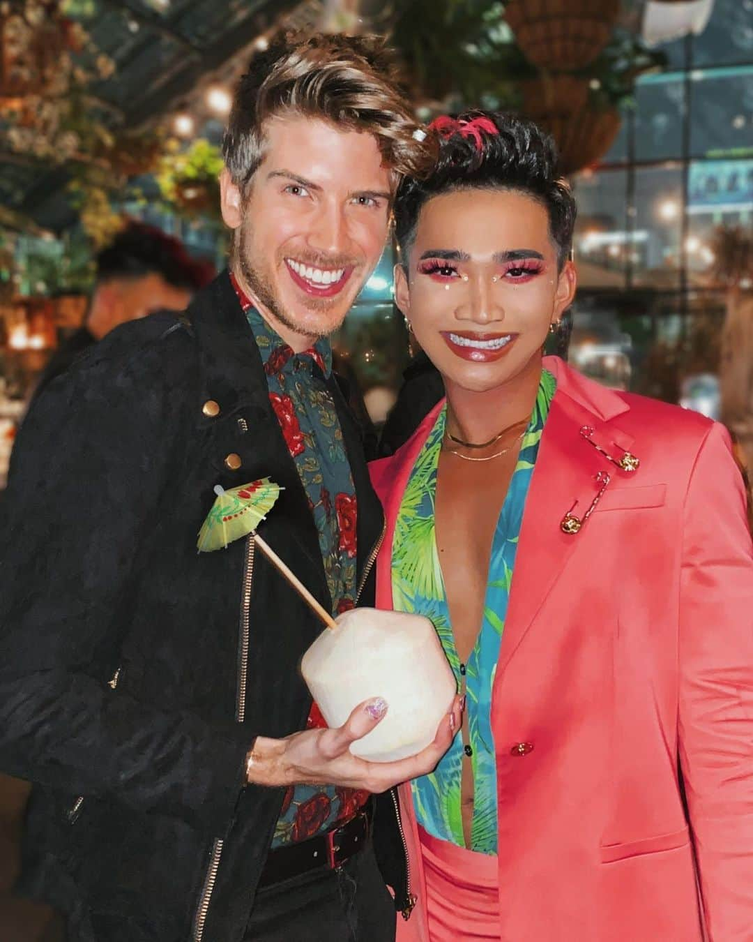 ジョーイ・グレーセッファさんのインスタグラム写真 - (ジョーイ・グレーセッファInstagram)「say aloha to this BAD 👏 BITCH 👏 ENERGY. 👏  congrats to the iconic @bretmanrock on his sickening #JUNGLEROCK palette.」2月23日 8時00分 - joeygraceffa