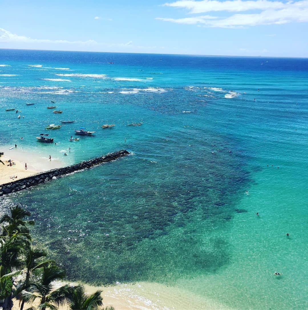 渡辺佳代子さんのインスタグラム写真 - (渡辺佳代子Instagram)「おはようございます。 場所によって海の色が全然違うのが面白い。昨日は西の端っこ。今日はワイキキ。 ・ @otonamuse  #オトナミューズ」2月23日 8時19分 - kayoko_watanabe