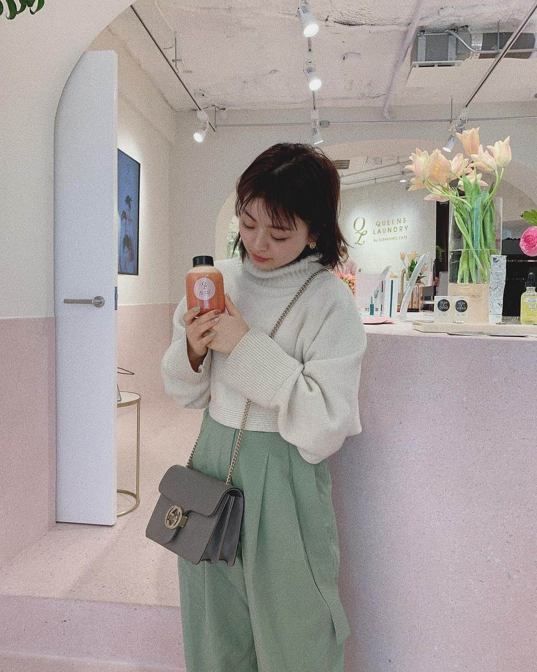 田中優衣さんのインスタグラム写真 - (田中優衣Instagram)「身体の中から綺麗になれる @queens_laundry  店内がとってもかわいいの🥺❤︎❤︎ 韓国とロサンゼルスをイメージしたんだって🐻 今日もコールドプレスジュースまたいただいた🥤 @cleansingcafe その場で絞ってくれて添加物がないから とっても健康的❤︎ フェイシャル終わった後に顔あげたら肌の色白くなってて ニキビ跡も薄くなって みんなですごーーーい！ってなった。笑笑 ともこさん本当にありがとうございます(T ^ T) #queenslandry  #cleansingcafe #diet #コールドプレスジュース #表参道 #クイーンズランドリー  ミラオーウェンのパンツ履きすぎね😊❤︎」2月23日 19時19分 - heisei_8nen